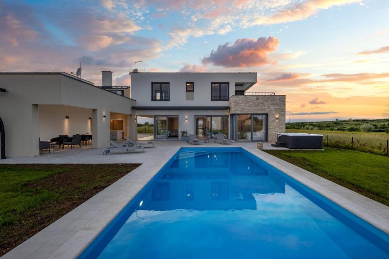 Villa photo 3
