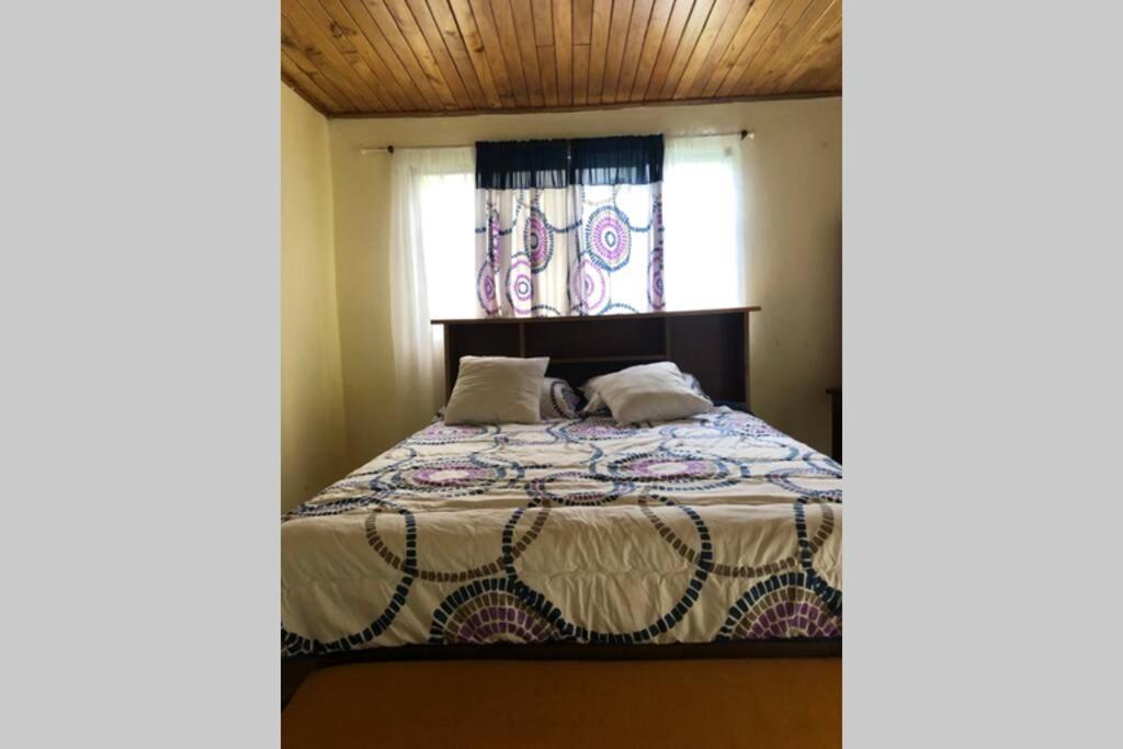 Five-Bedroom House photo 1