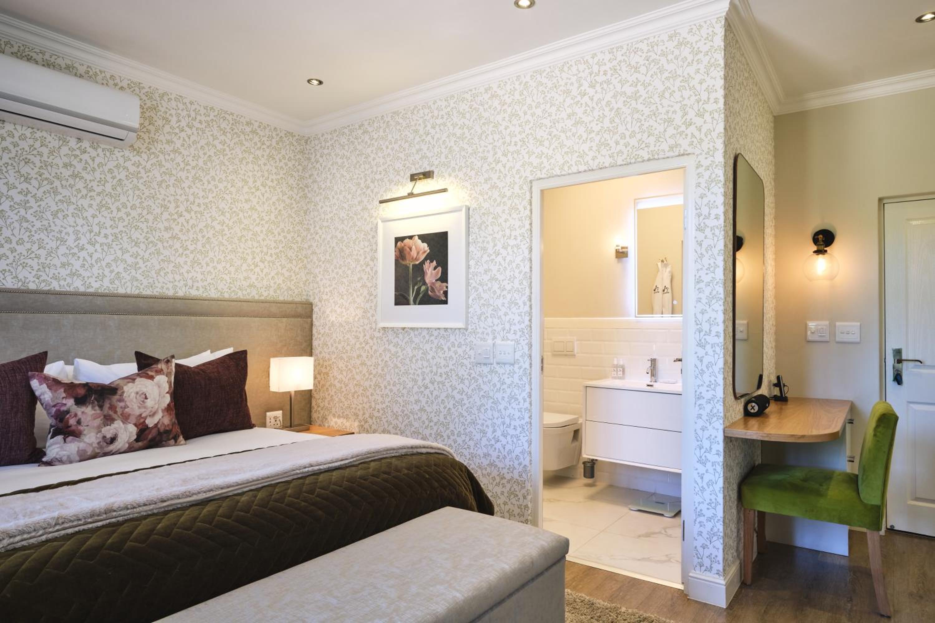 Deluxe King Room - Photo 6