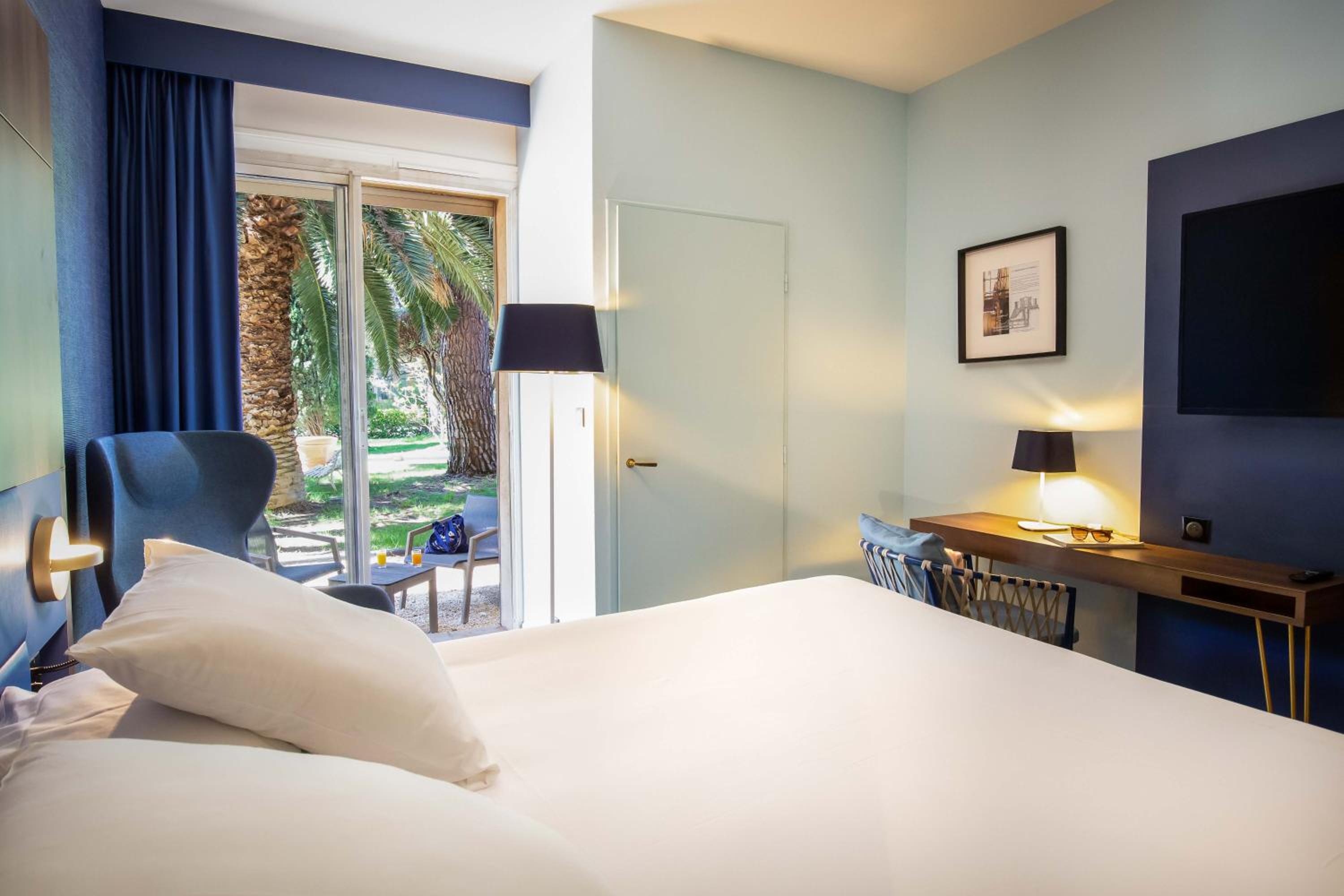Classic Double Room with Garden View thumbnail 6