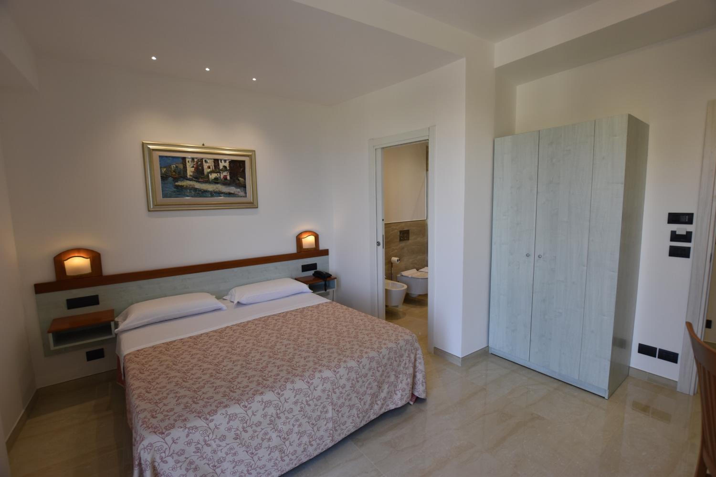 Double/Twin Room with Partial Sea View - Photo 3