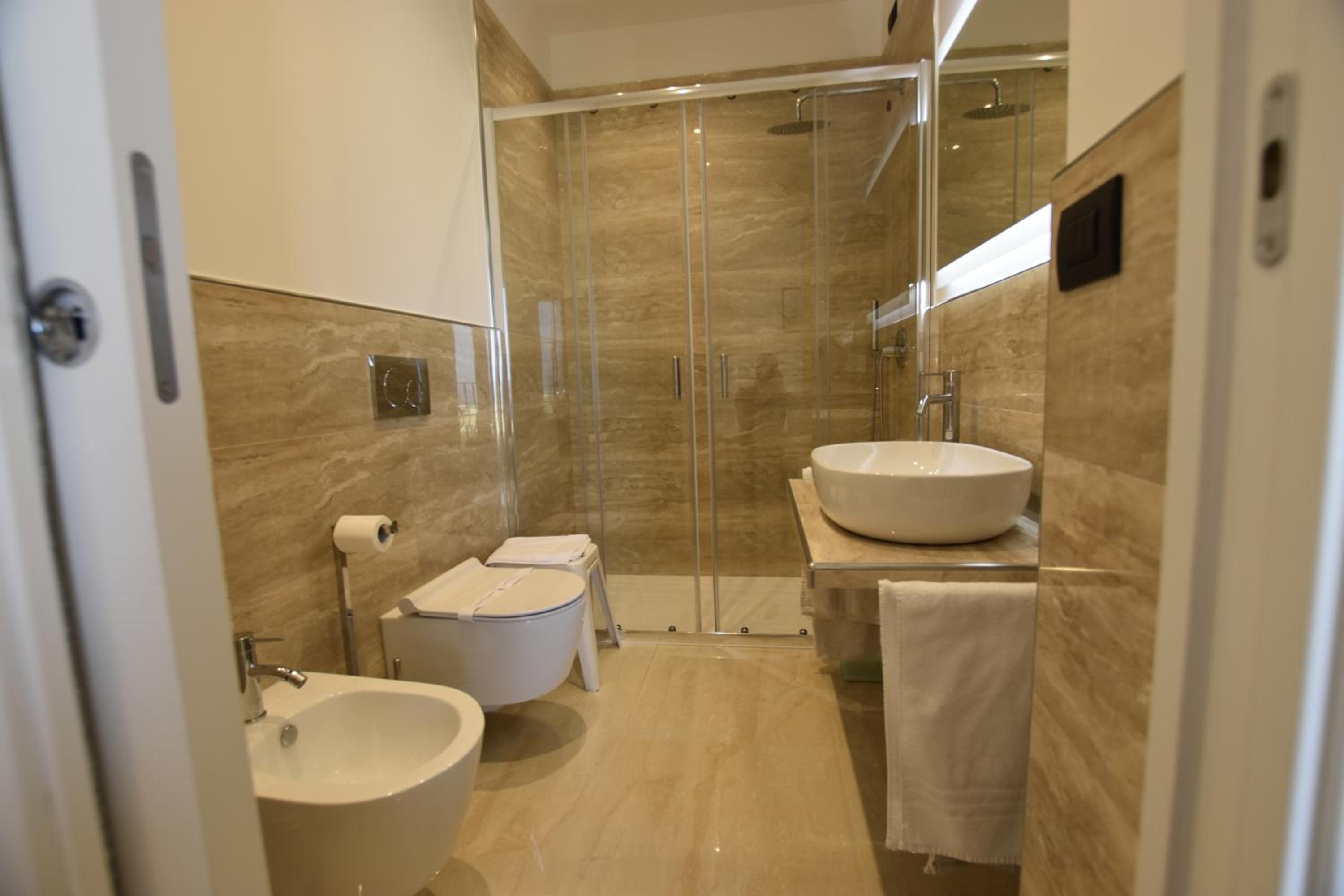 Double/Twin Room with Partial Sea View - Photo 14