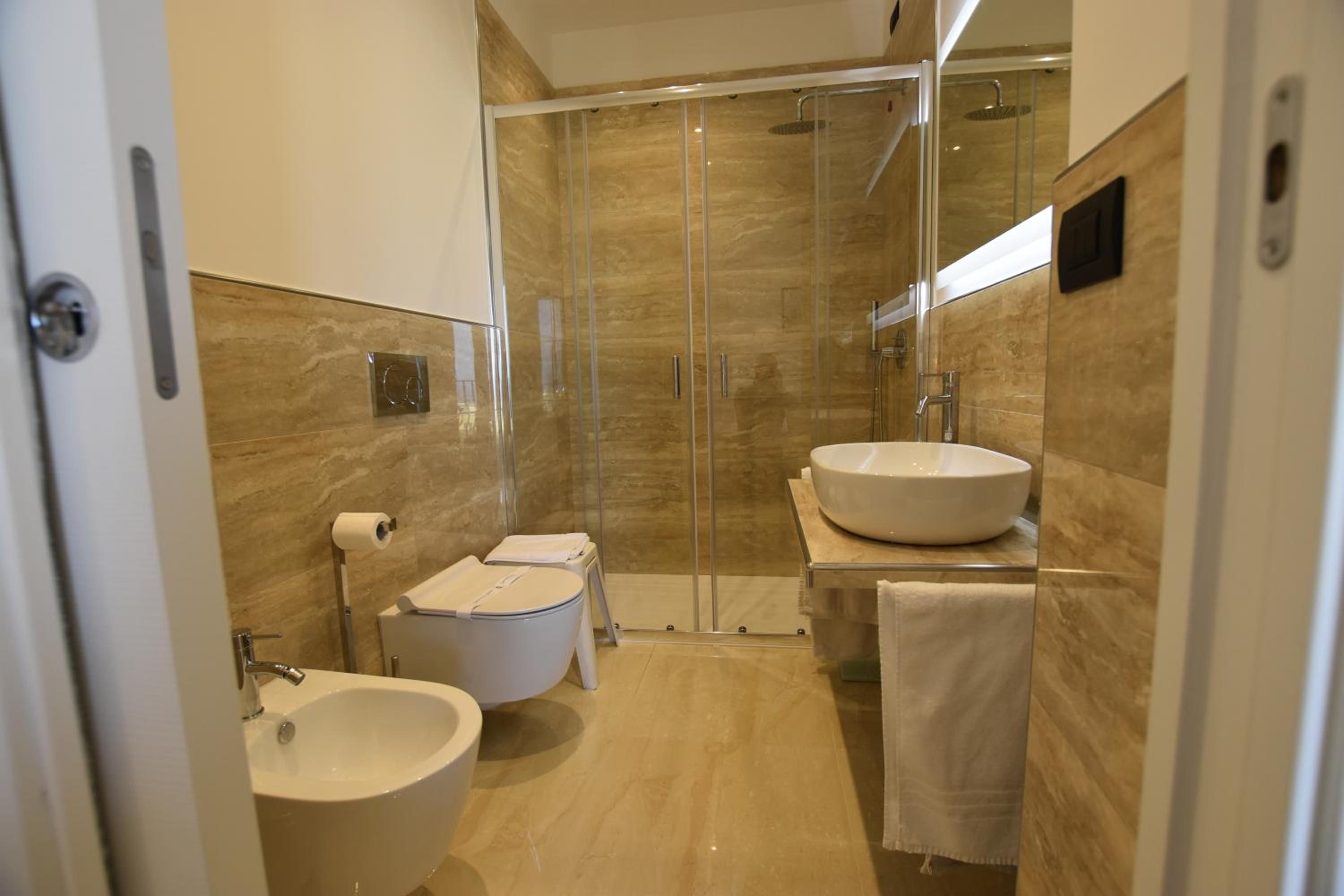 Double/Twin Room with Partial Sea View - Photo 6