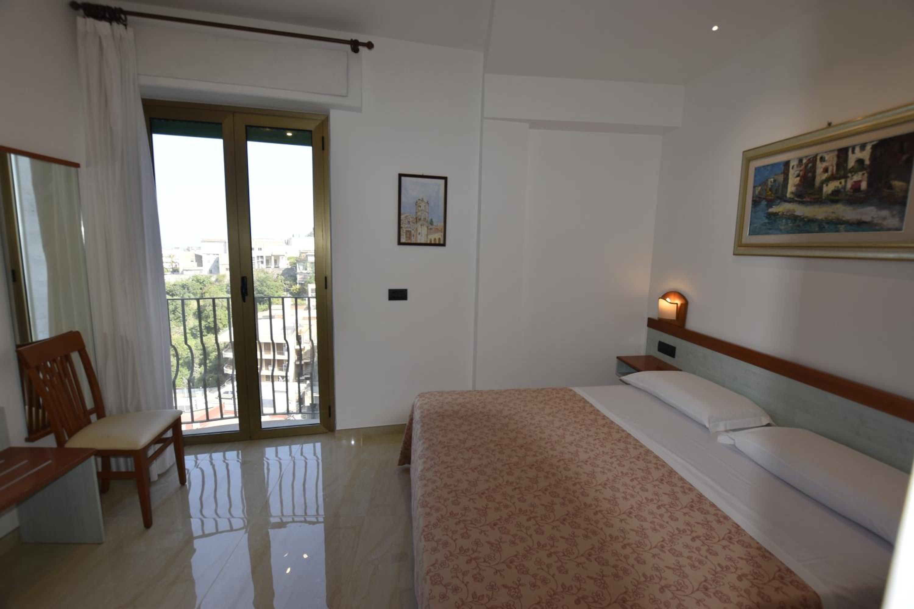 Double/Twin Room with Partial Sea View - Photo 12