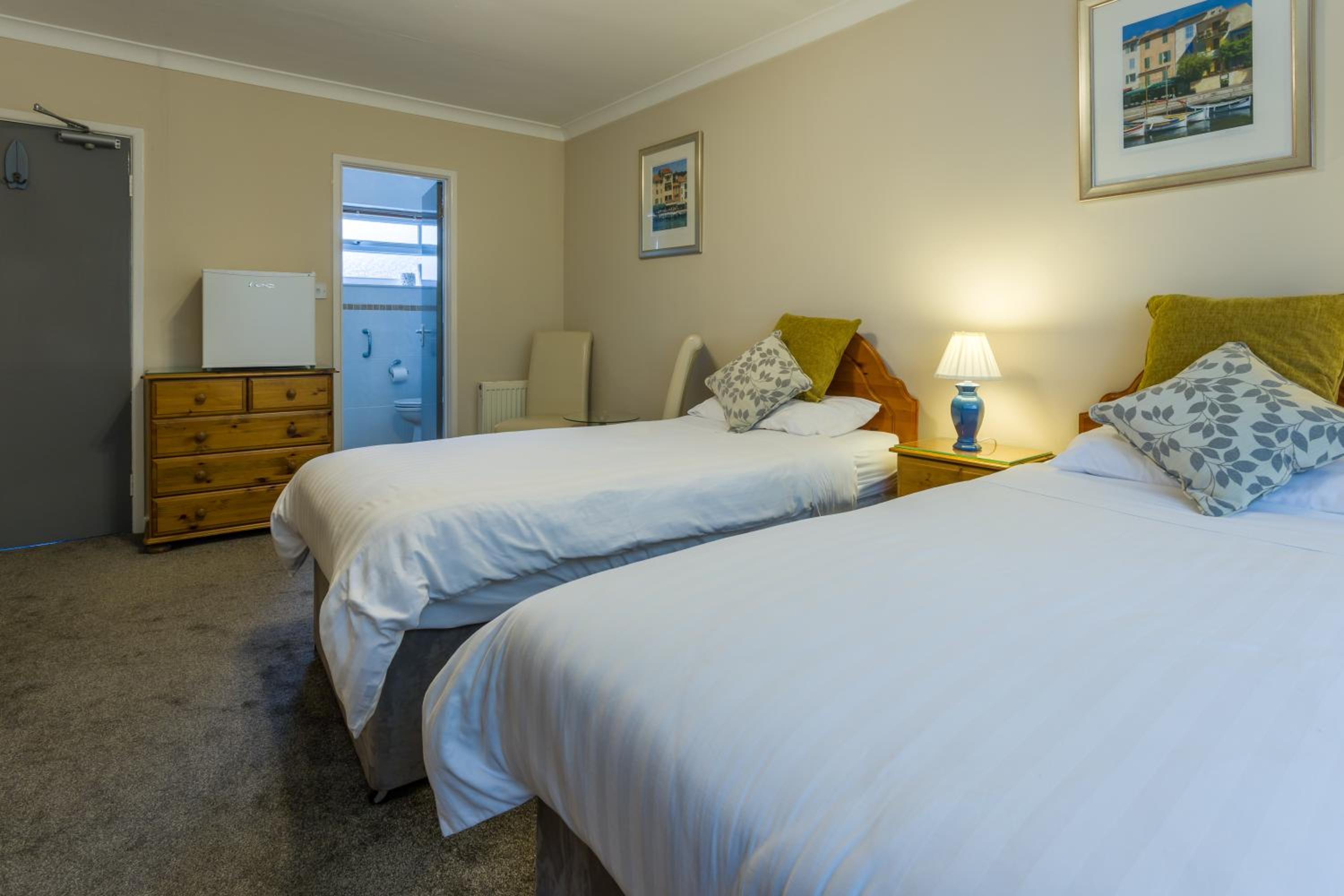Twin Room - Photo 9