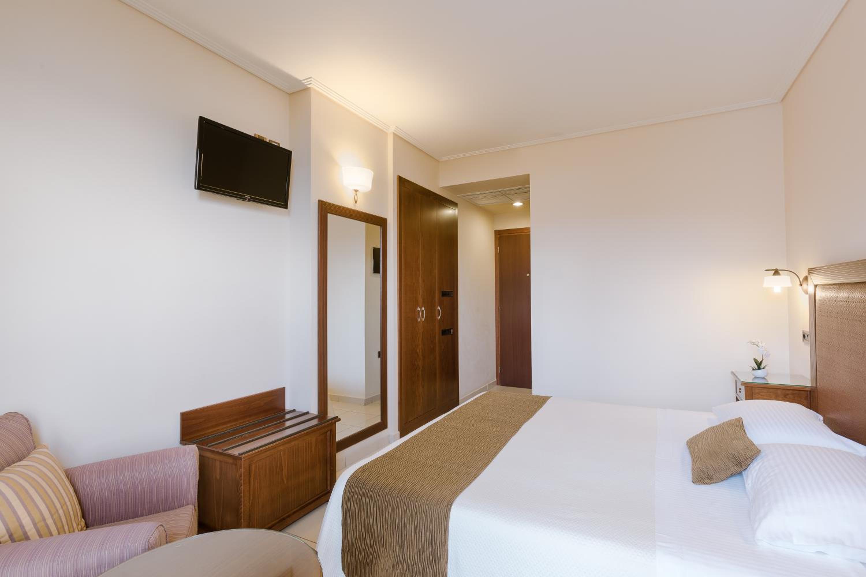 Classic Double Room with Side Sea or Pool View - Photo 5