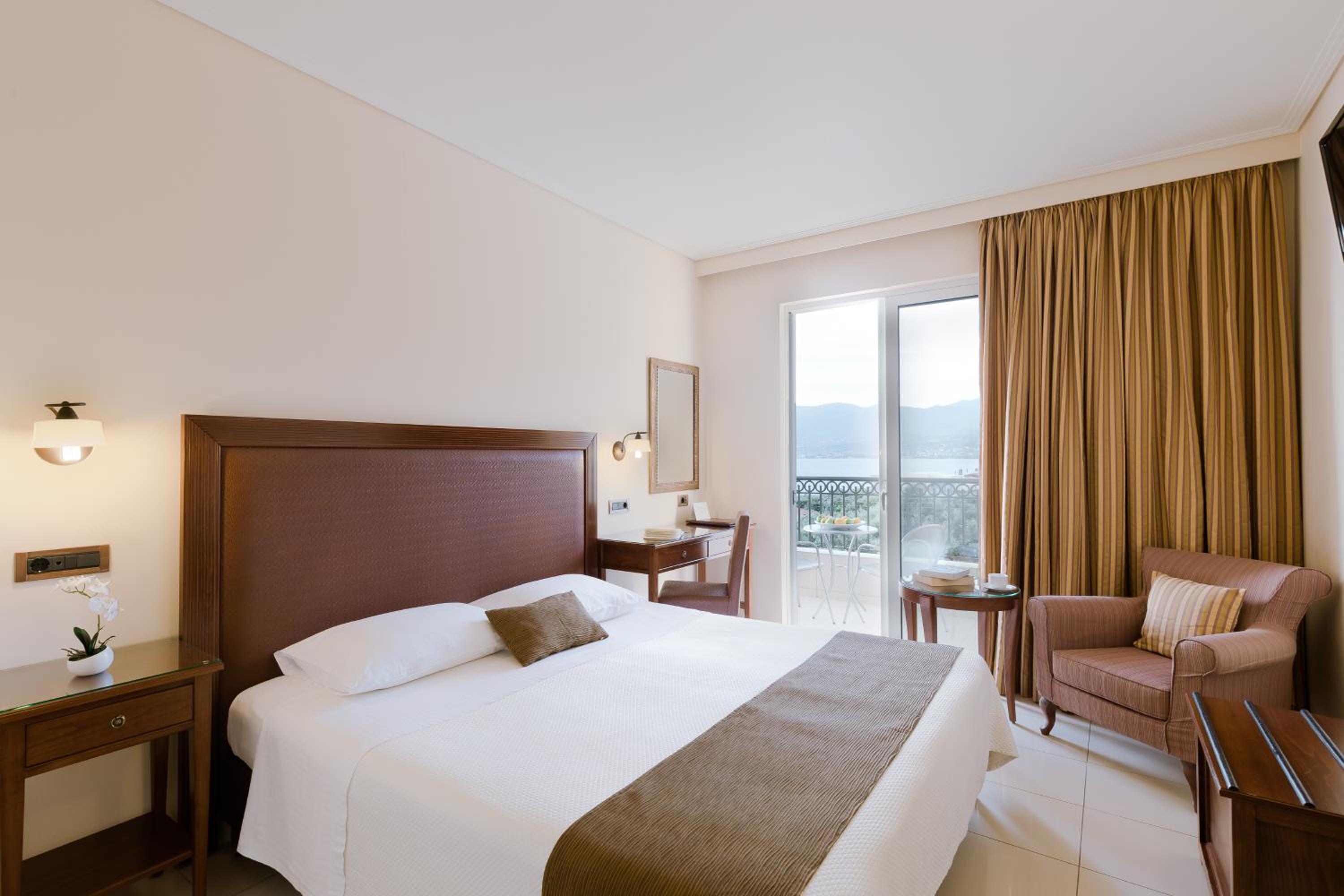 Classic Double Room with Side Sea or Pool View - Photo 3
