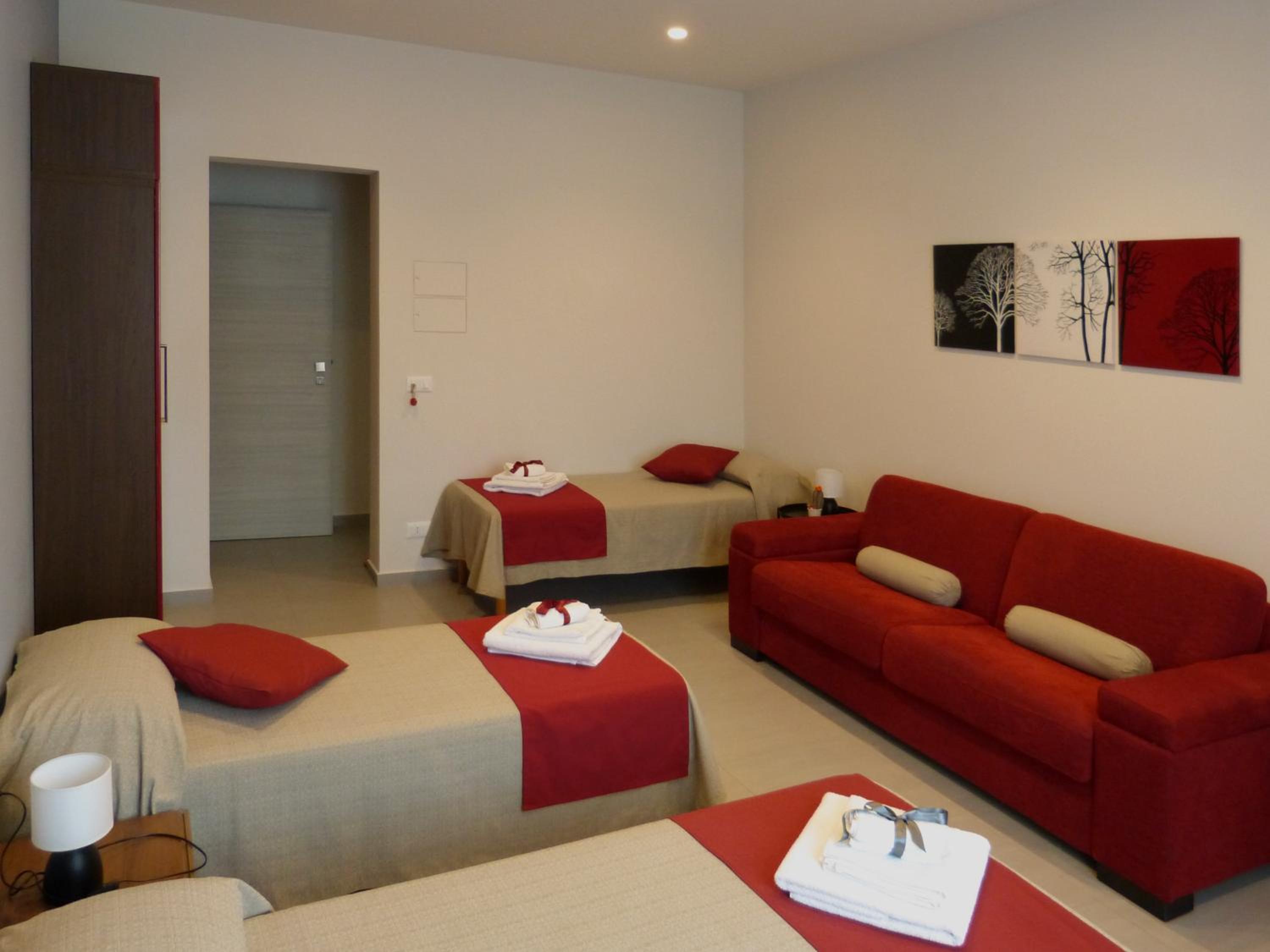 Quadruple Room with Private Bathroom - Photo 16
