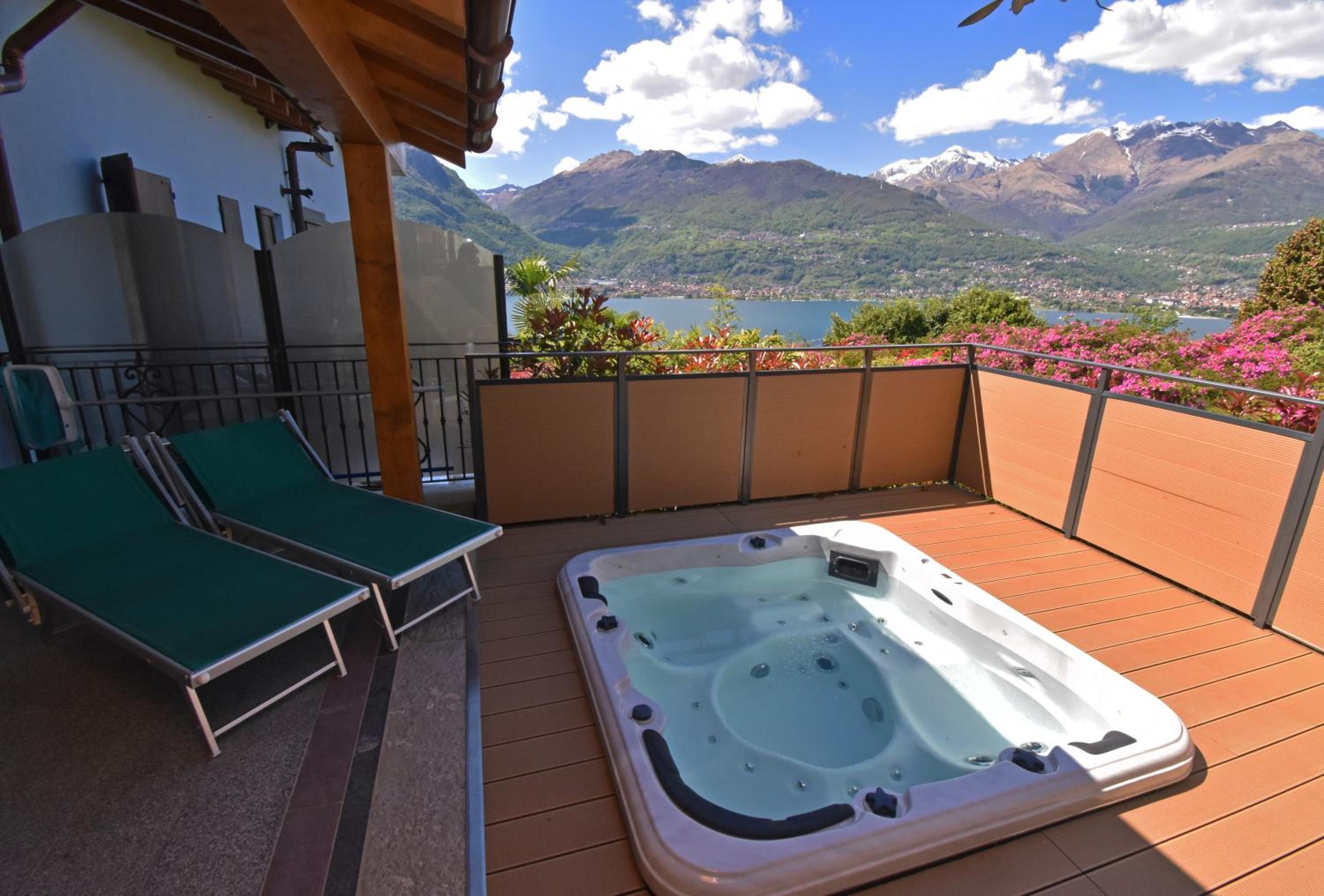 Suite with Hot Tub - Photo 3