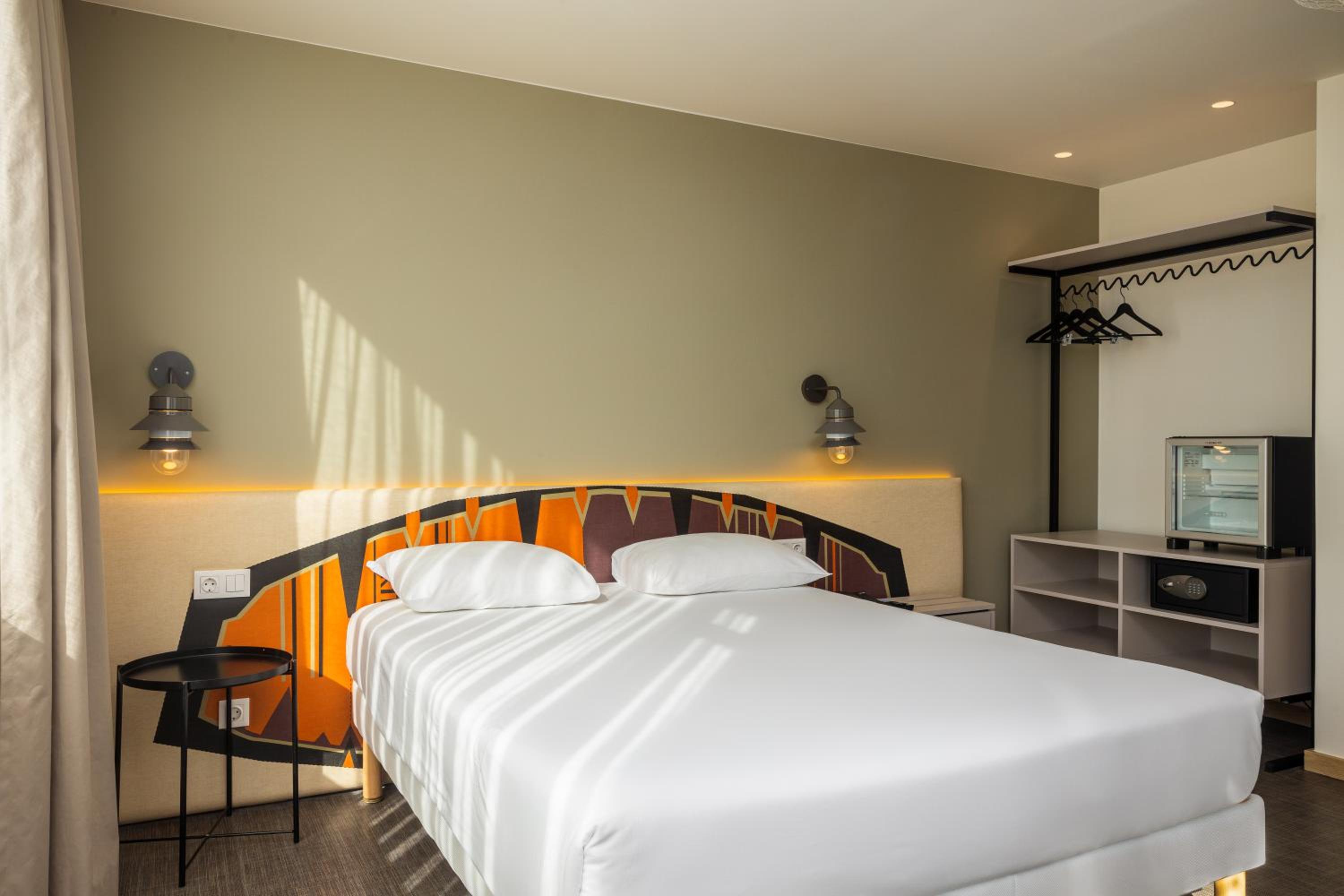 Large Double Room with Balcony and View - Photo 1