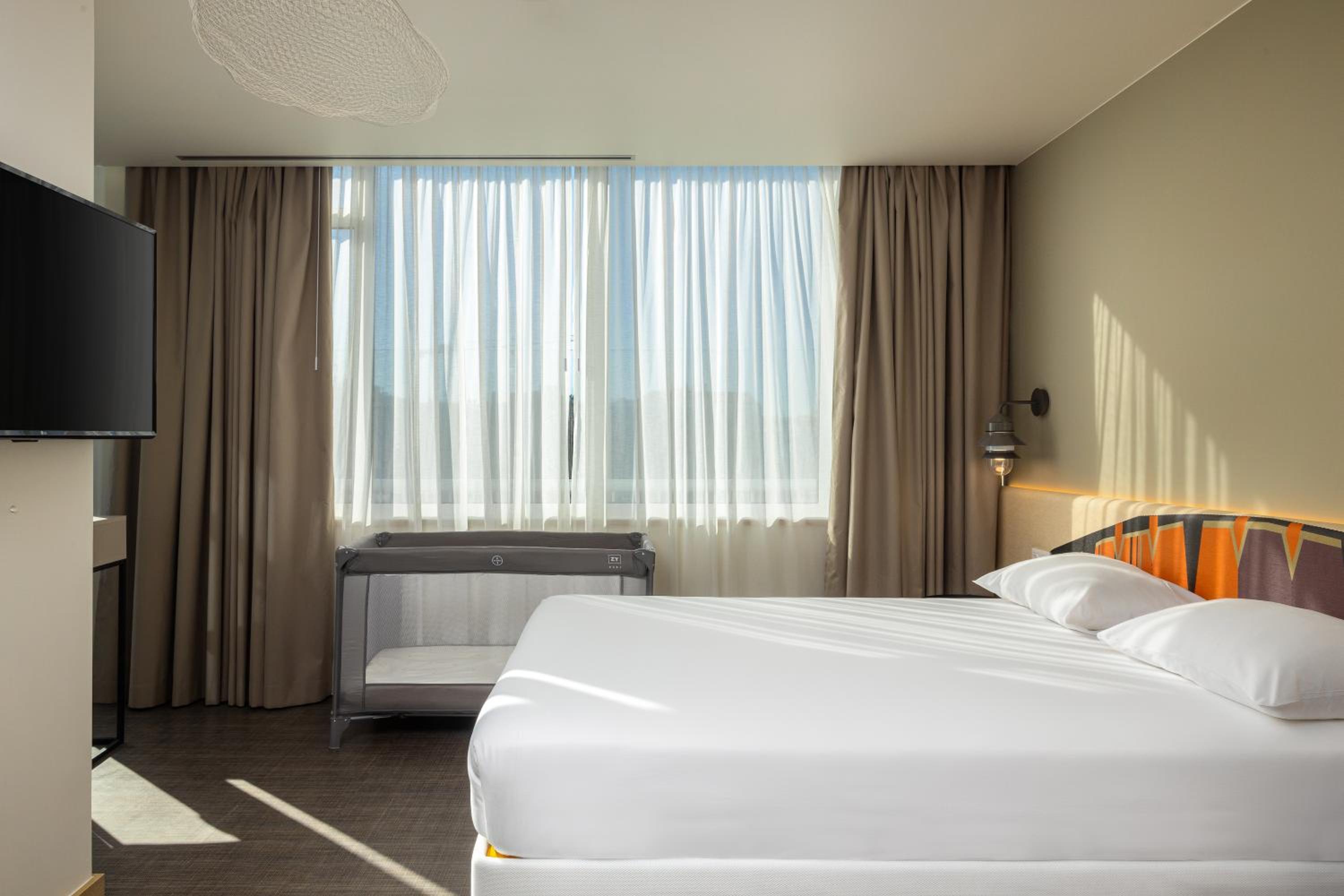 Large Double Room with Balcony and View - Photo 2