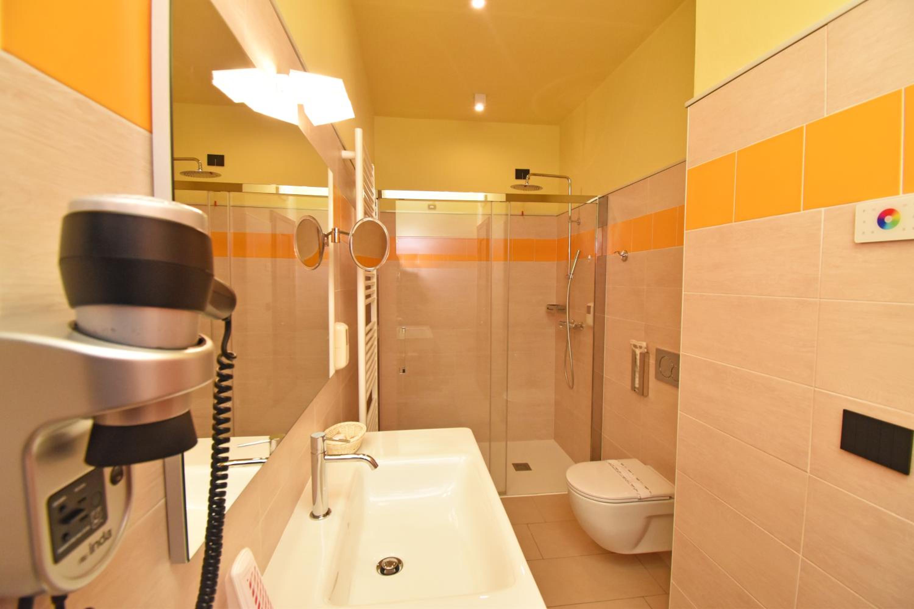 Suite with Hot Tub - Photo 2