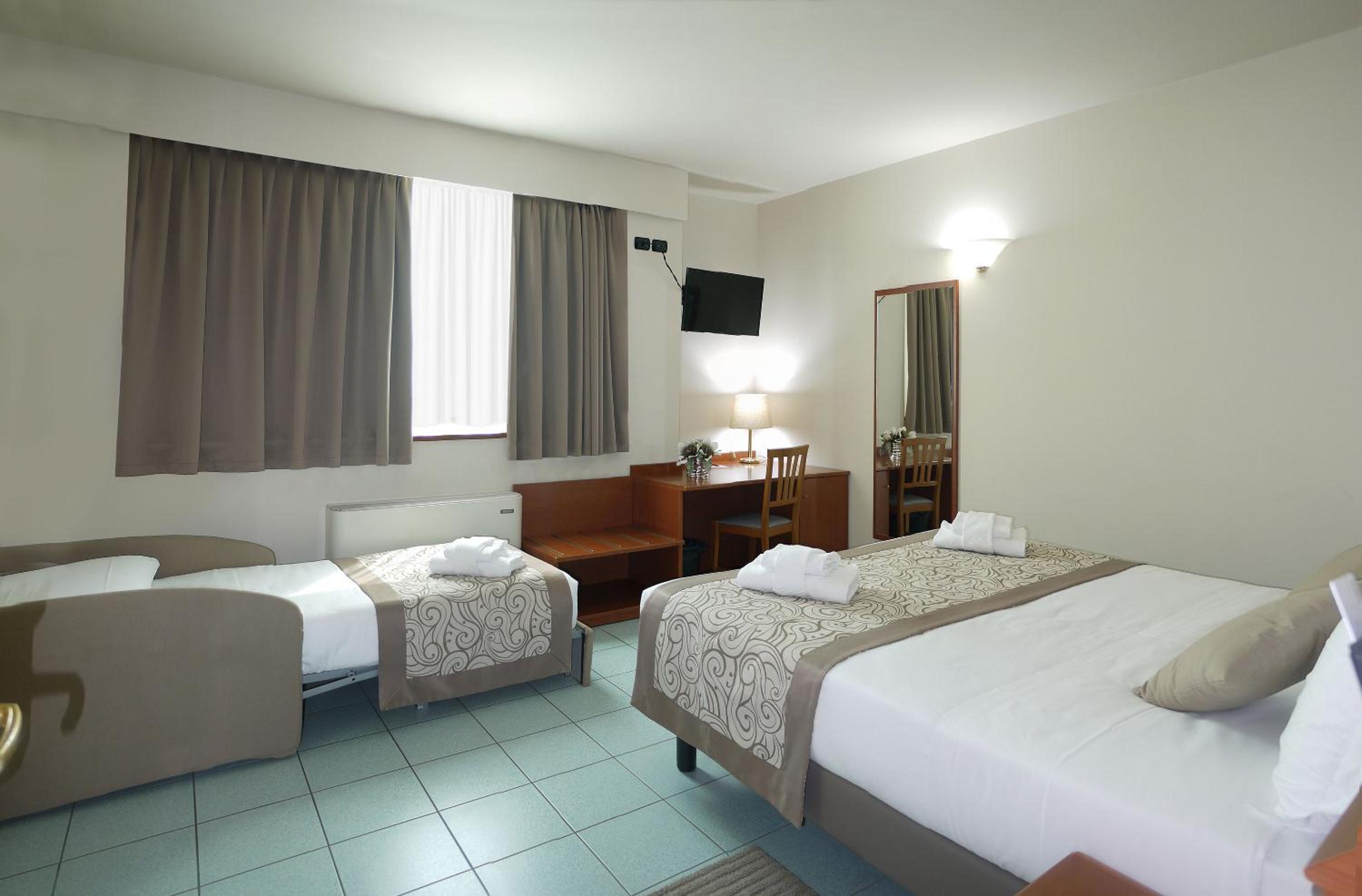 Standard Triple Room - Photo 4