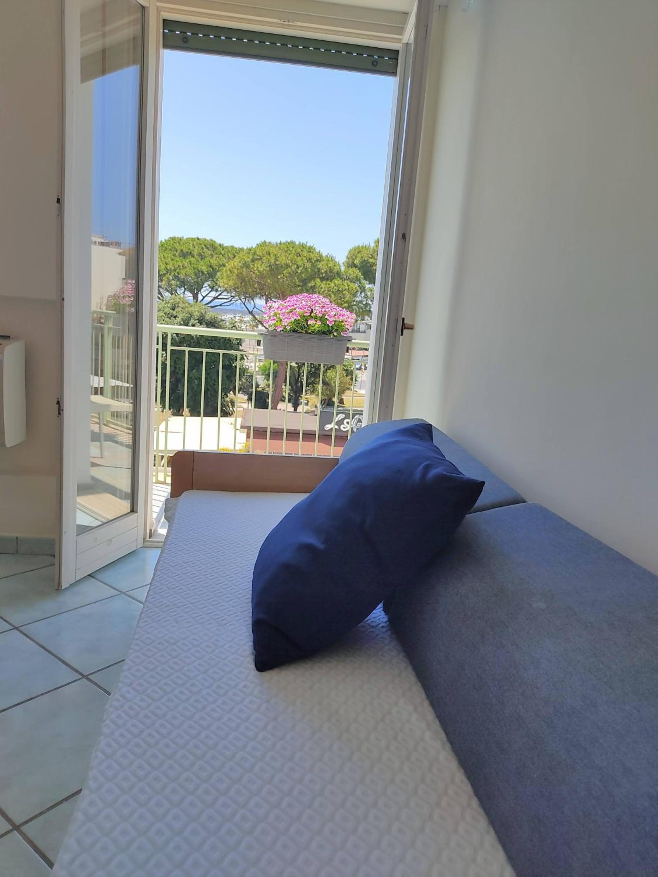 Apartment with Sea View - Photo 10