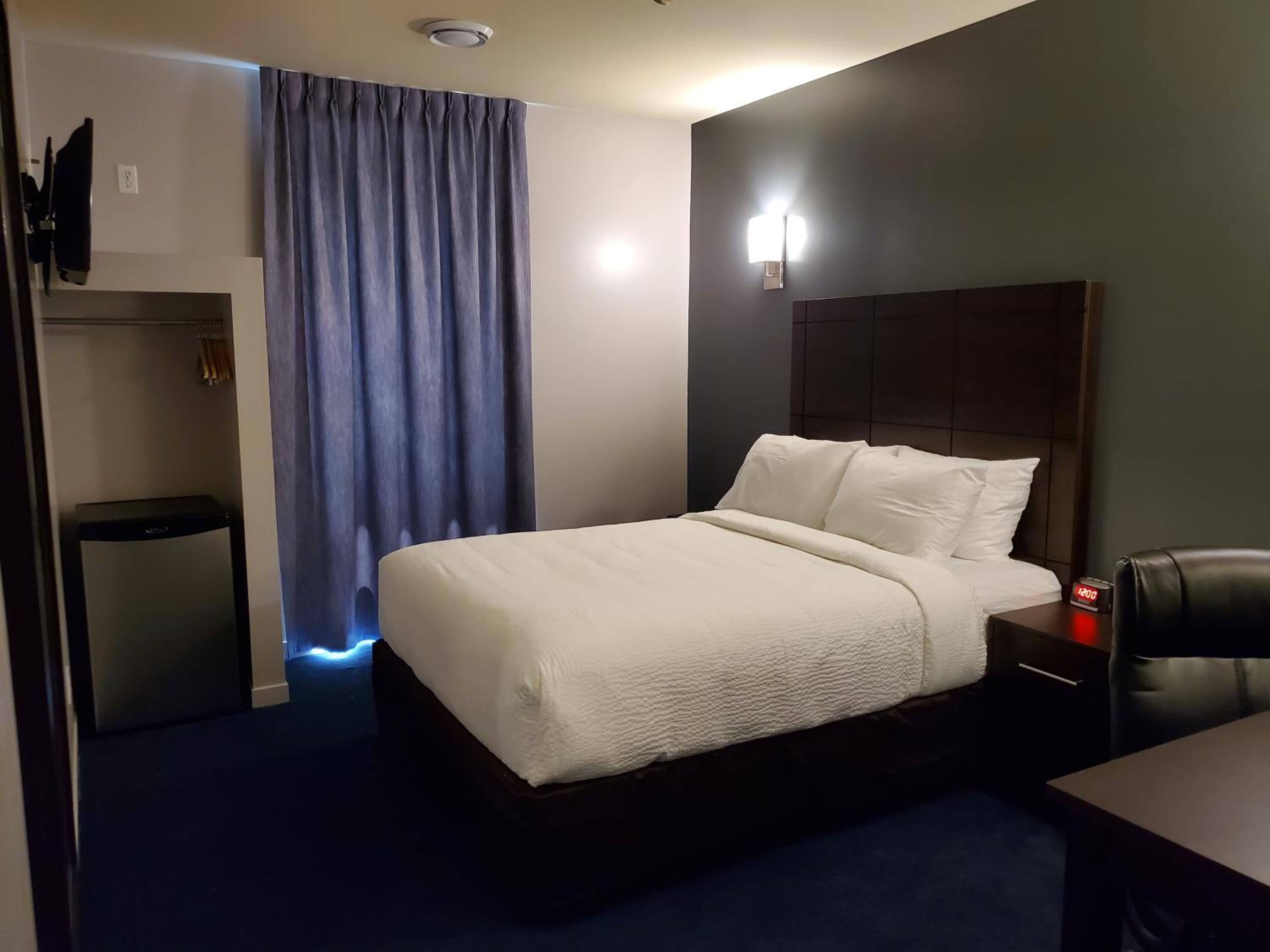Standard Queen Room - Non Smoking - Photo 7