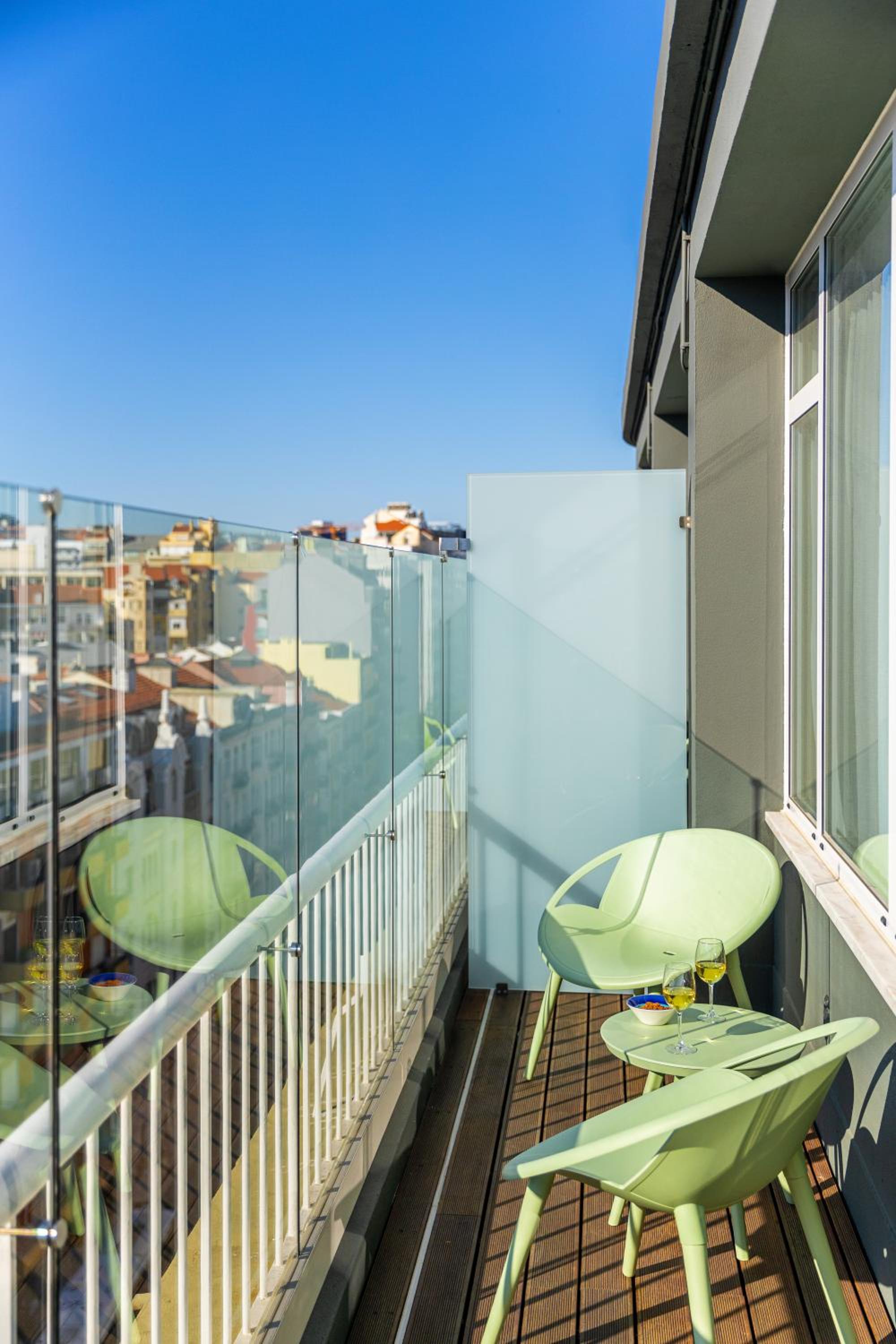 Large Double Room with Balcony and View - Photo 3