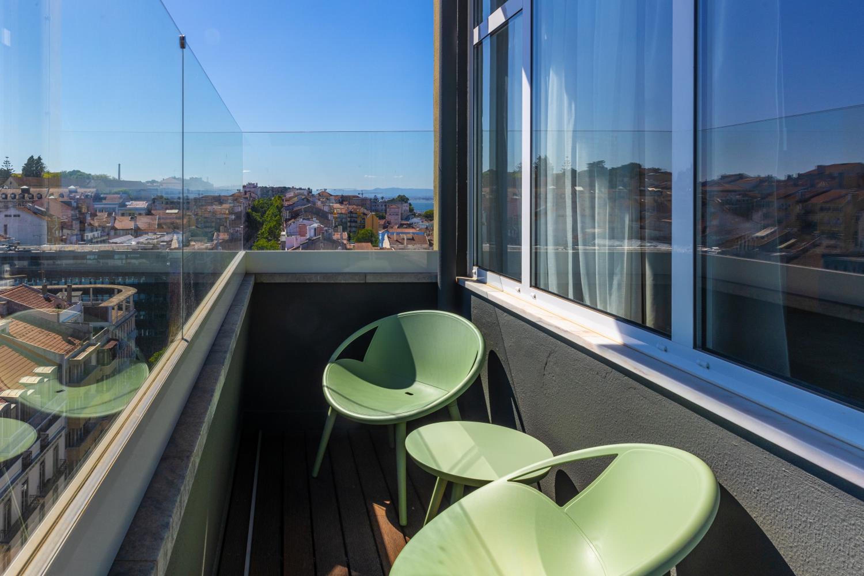Large Double Room with Balcony and View - Photo 4