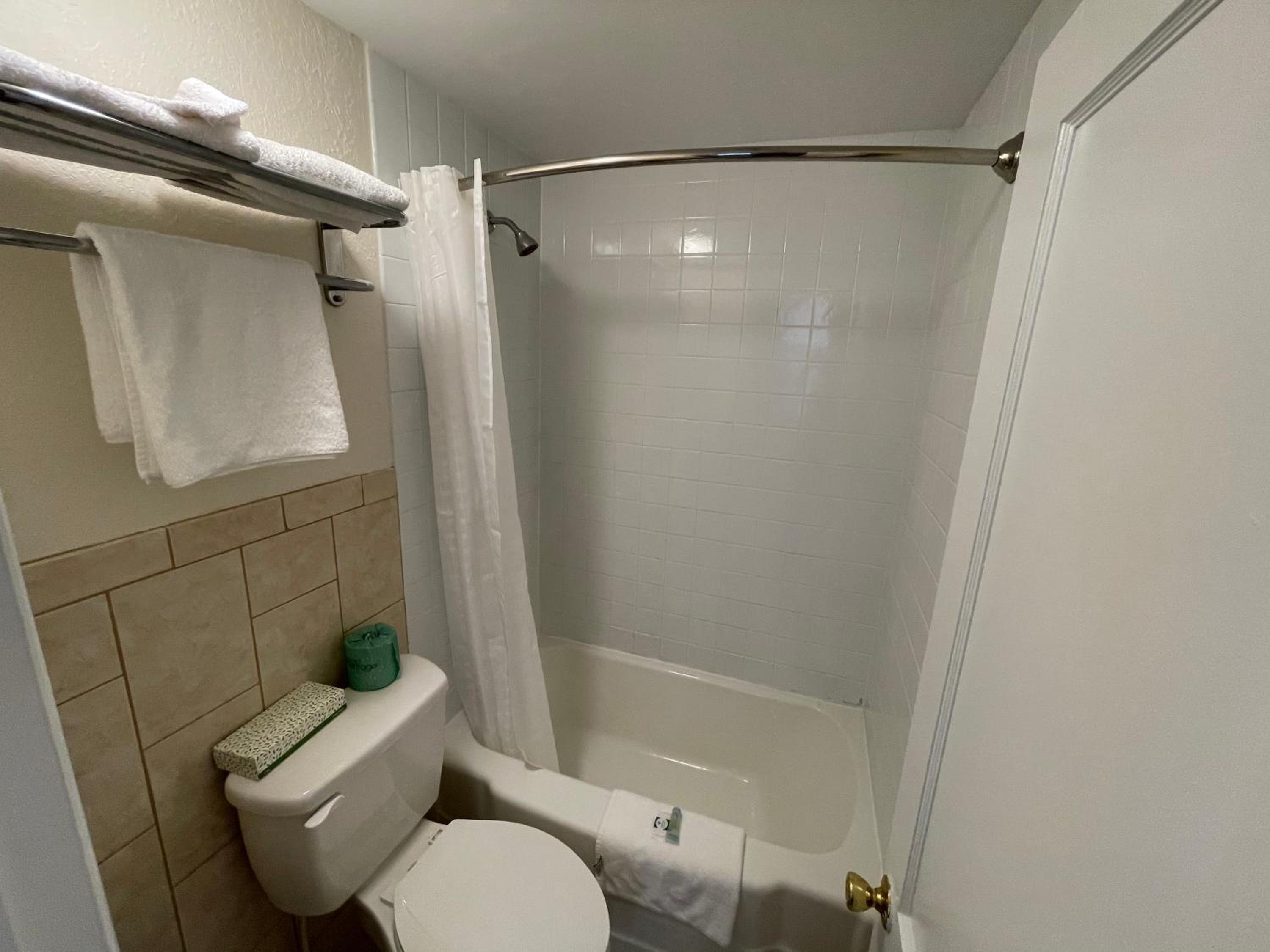 One-Bedroom Suite with Three Queen Beds - Non-Smoking photo 2