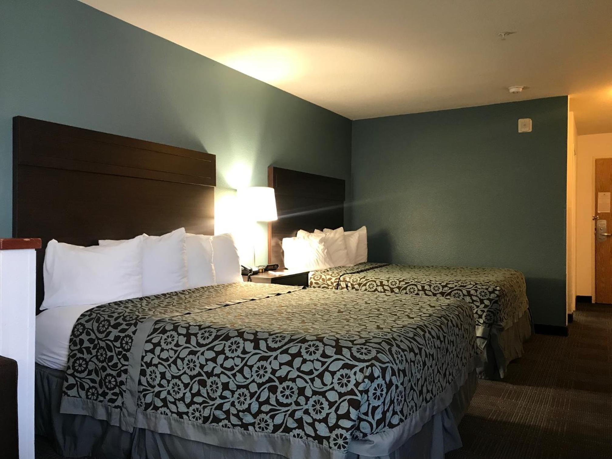 Queen Room with Two Queen Beds - Non-Smoking - Photo 8