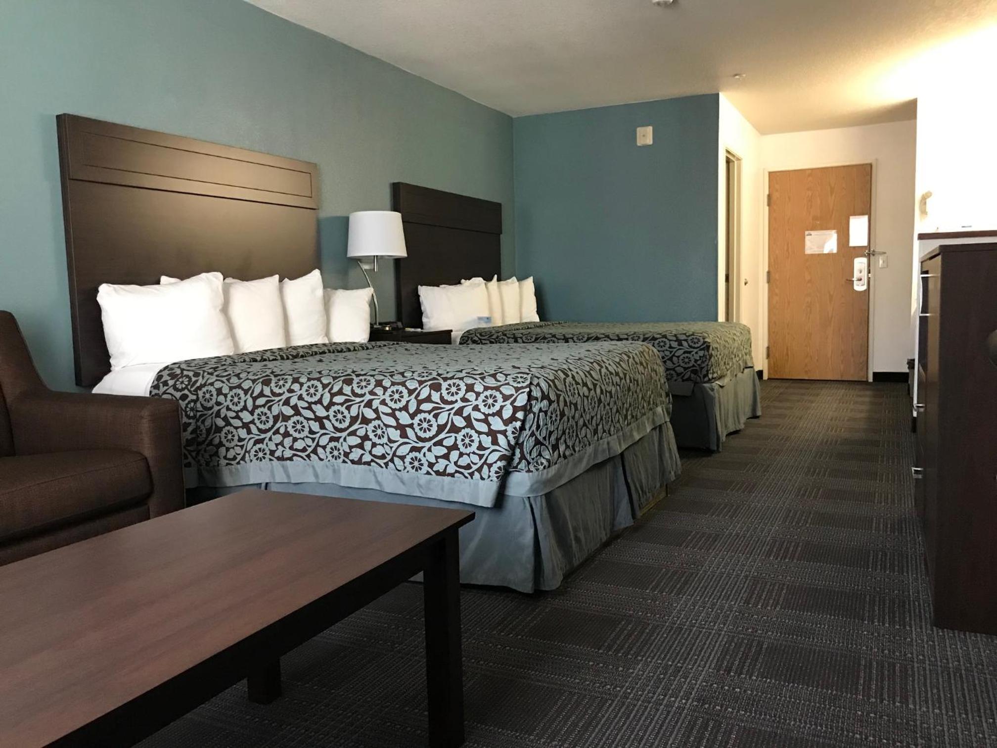 Queen Room with Two Queen Beds - Non-Smoking - Photo 6