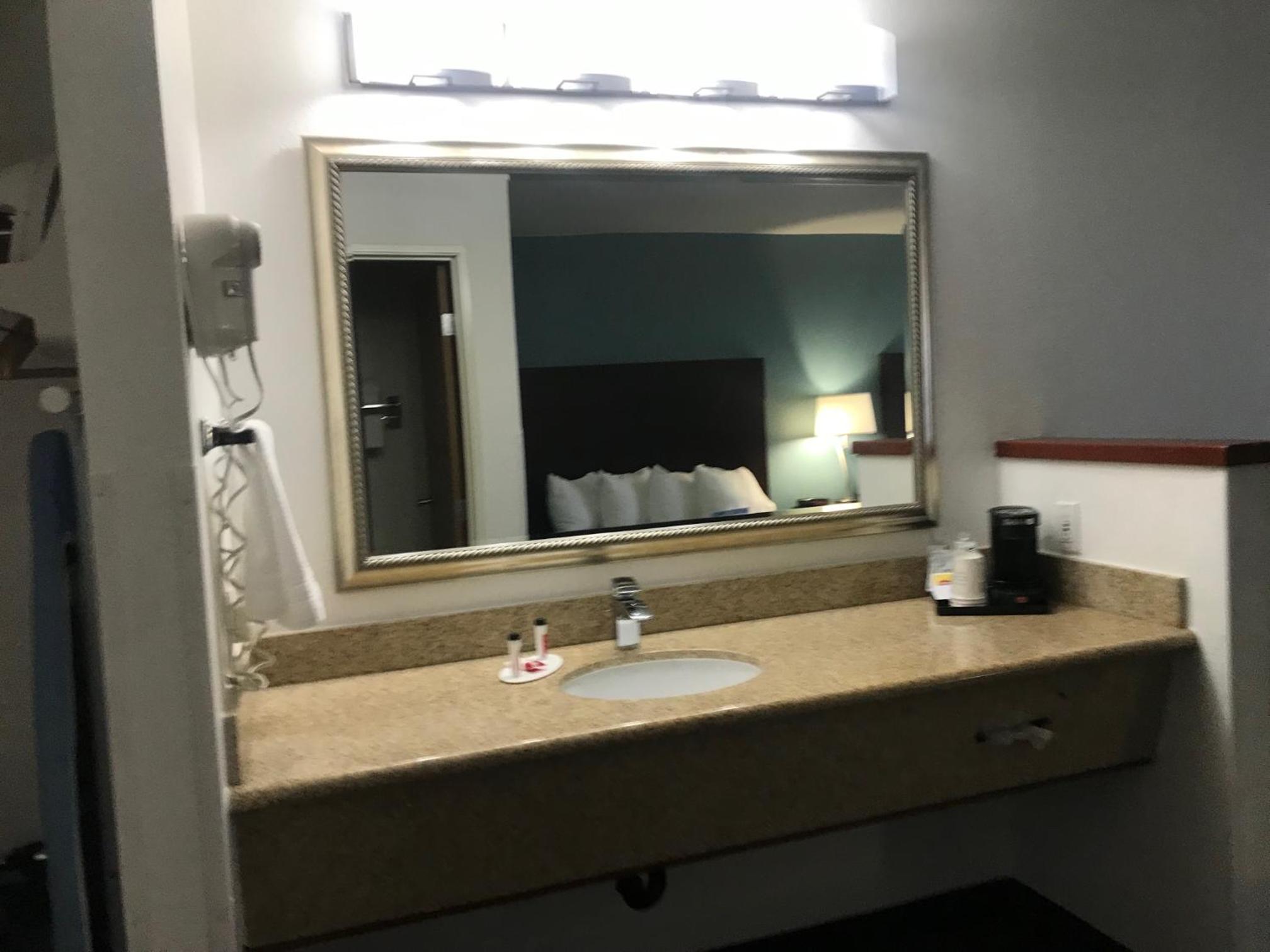 Queen Room with Roll-In Shower - Mobility Accessible/Non-Smoking - Photo 2