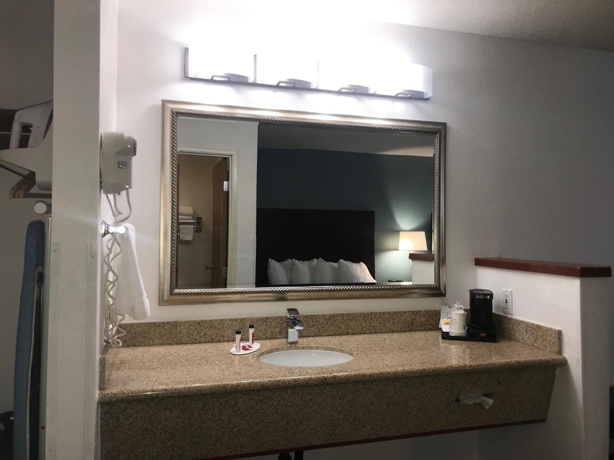 King Suite - Non-Smoking - Photo 5
