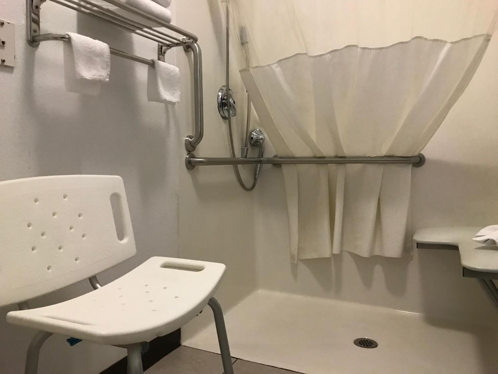 Queen Room with Roll-In Shower - Mobility Accessible/Non-Smoking - Photo 4