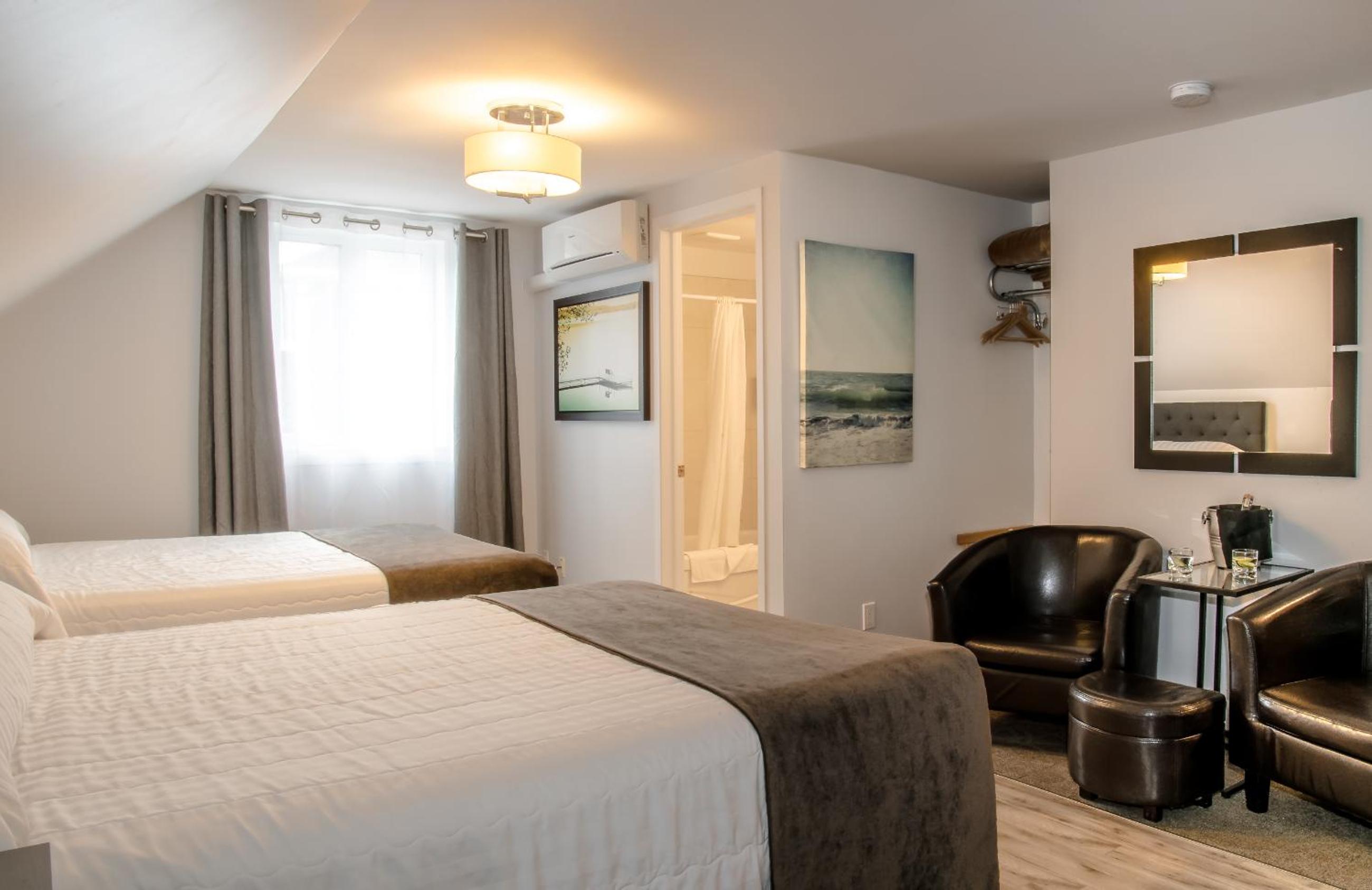 Double Room with Two Double Beds photo 2