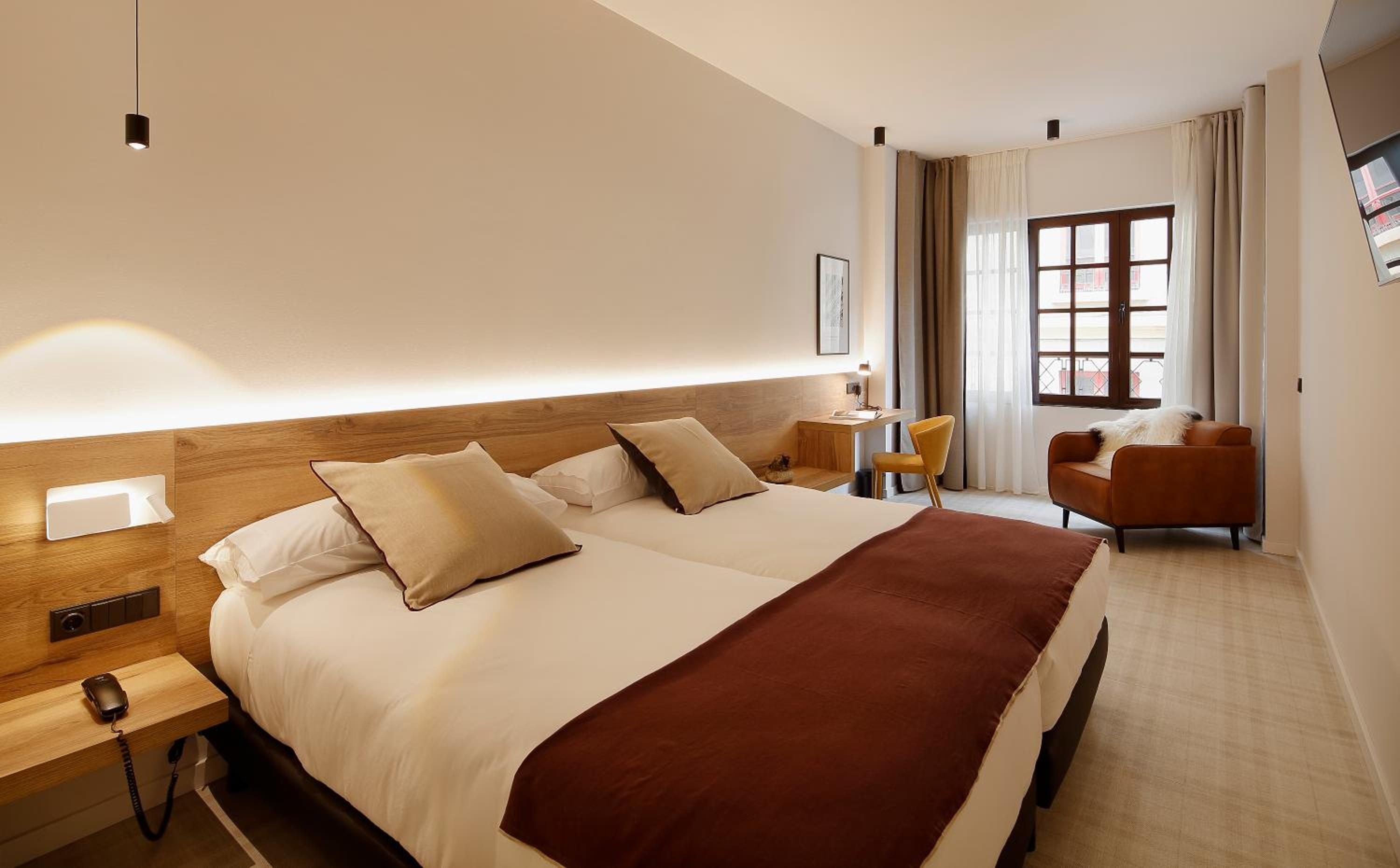 Standard Double or Twin Room - Photo 10