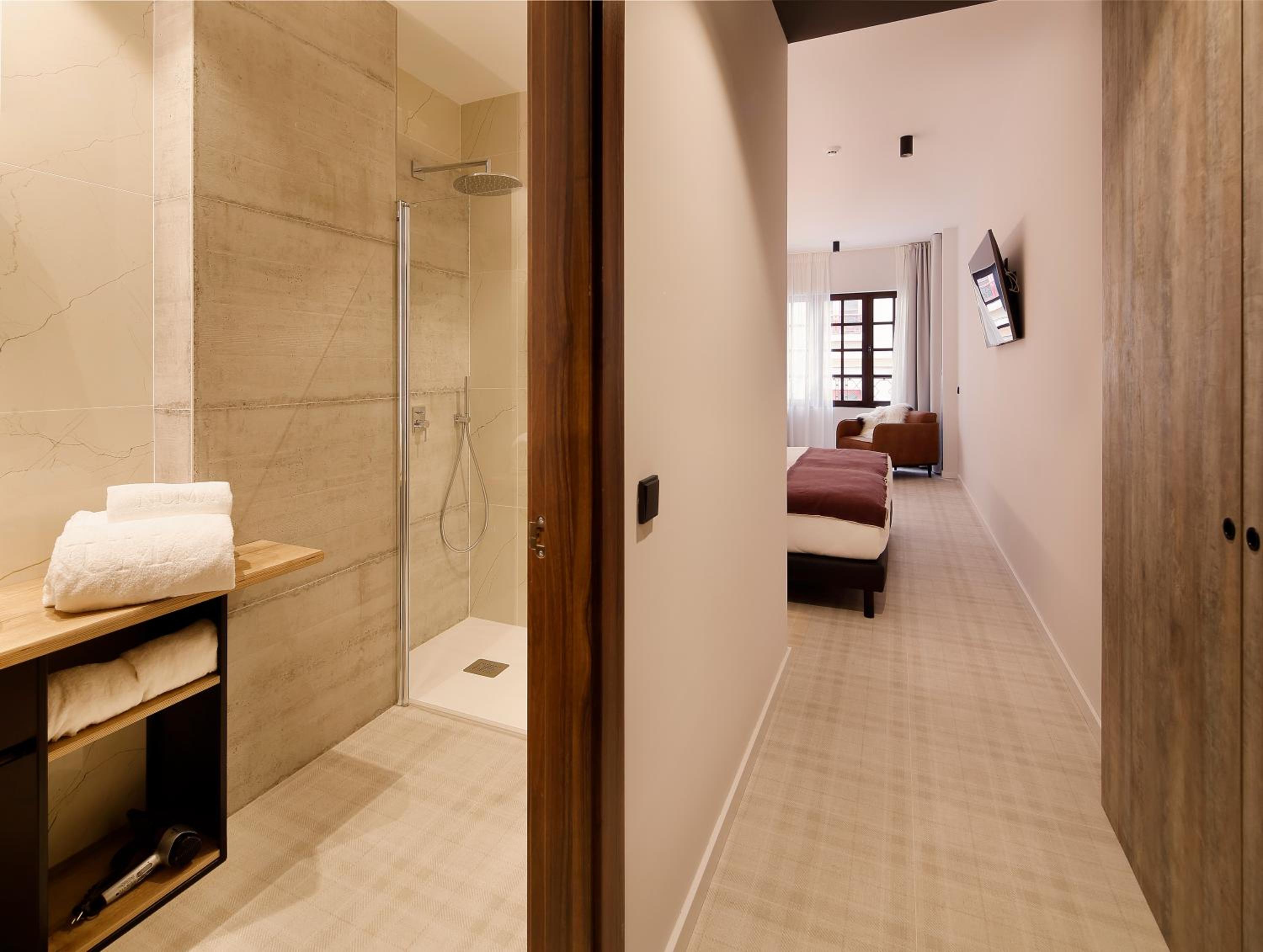 Standard Double or Twin Room - Photo 12