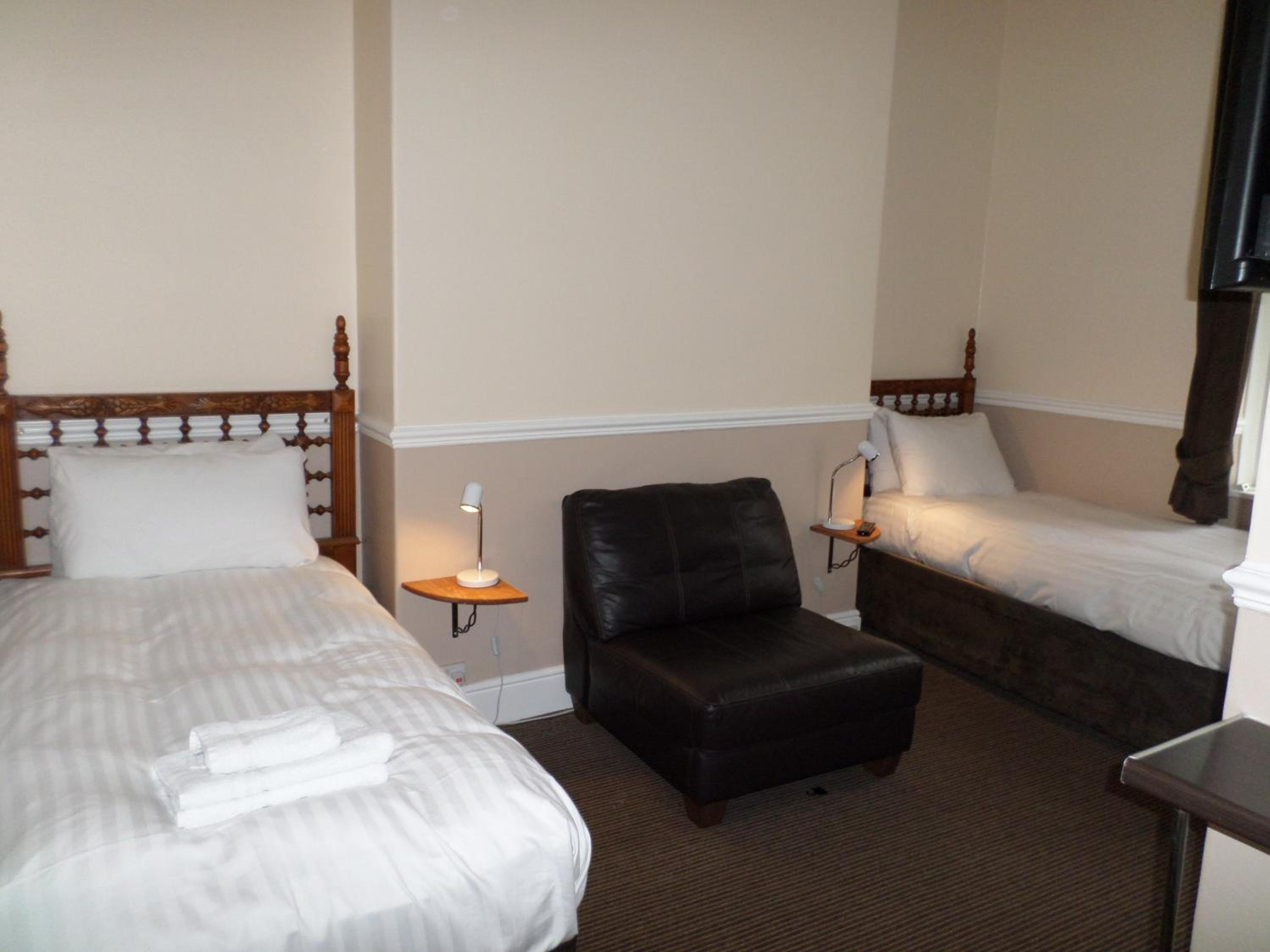 Twin Room - Photo 8