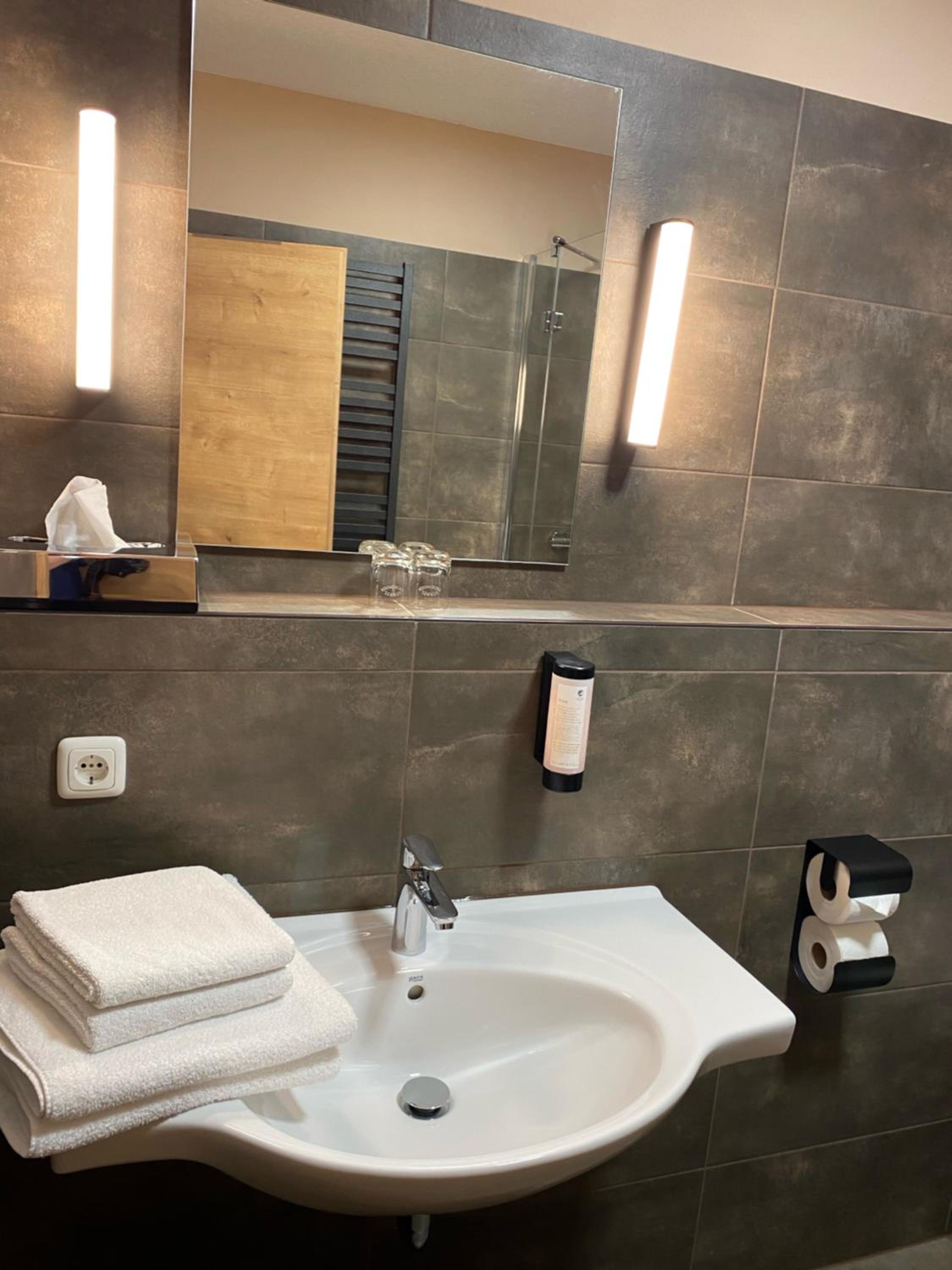 Large Double Room - Photo 4