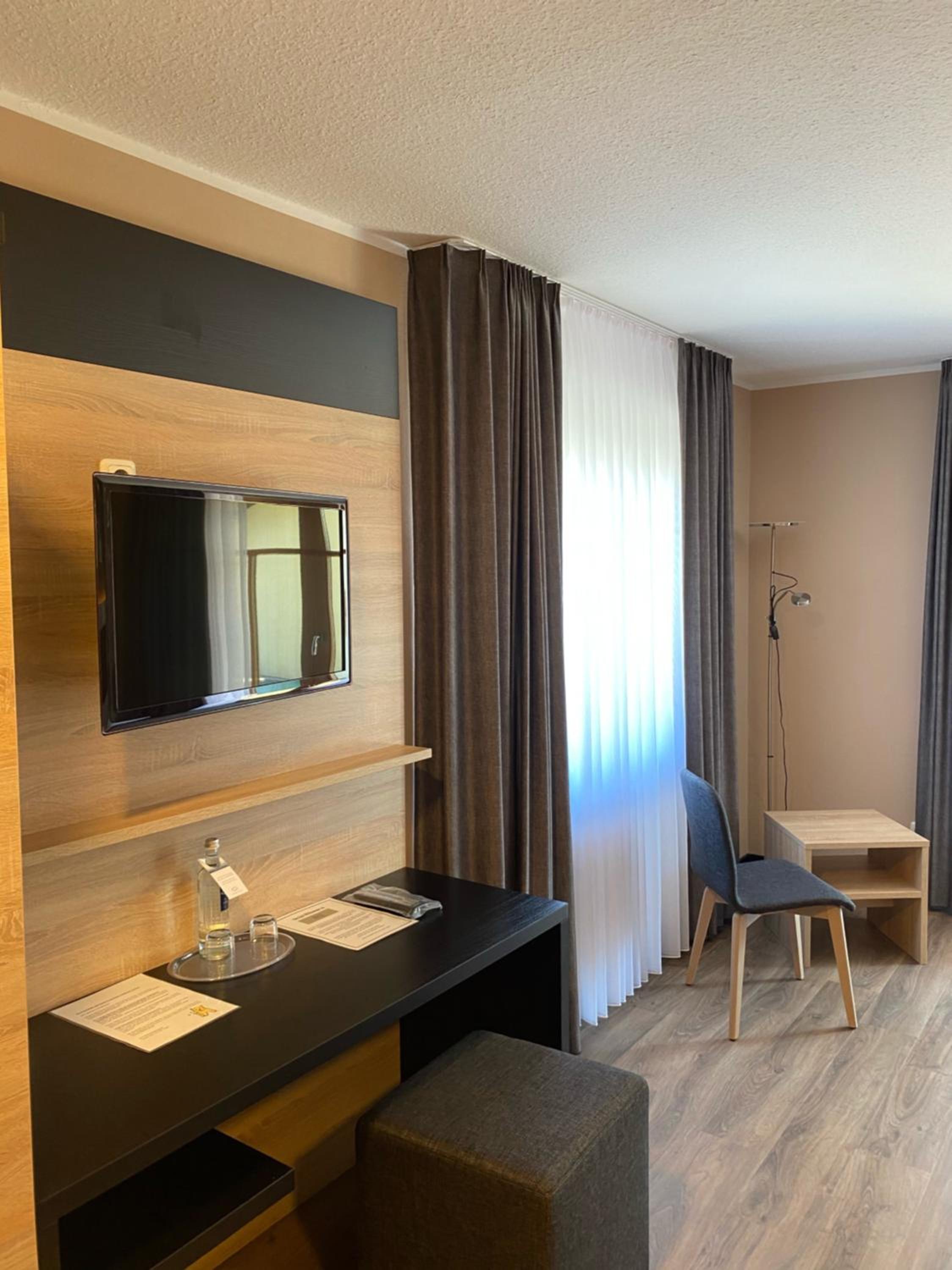 Large Double Room - Photo 3