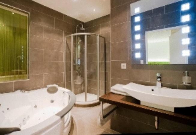 Superior Suite - Photo 6
