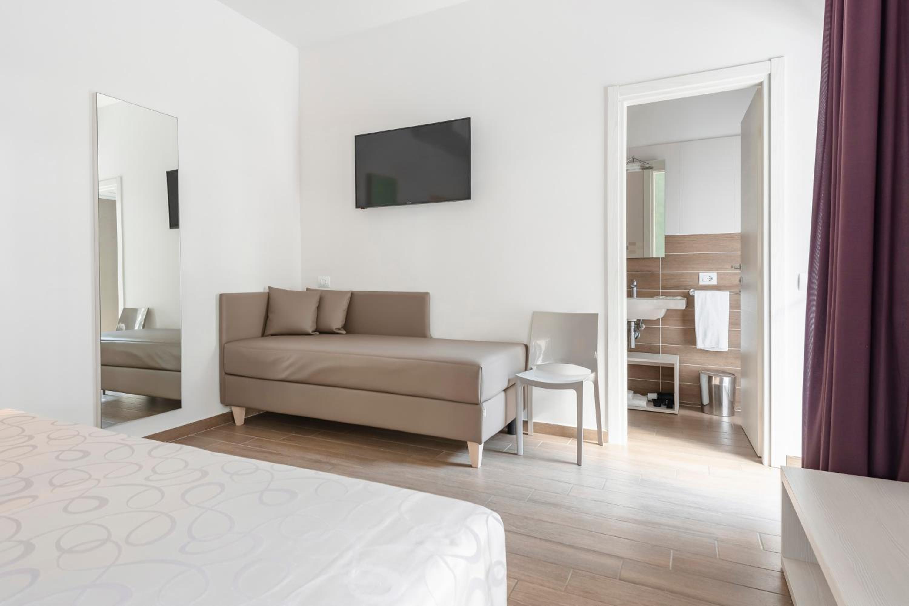 Superior Double Room with Terrace and Pinewood View photo 3