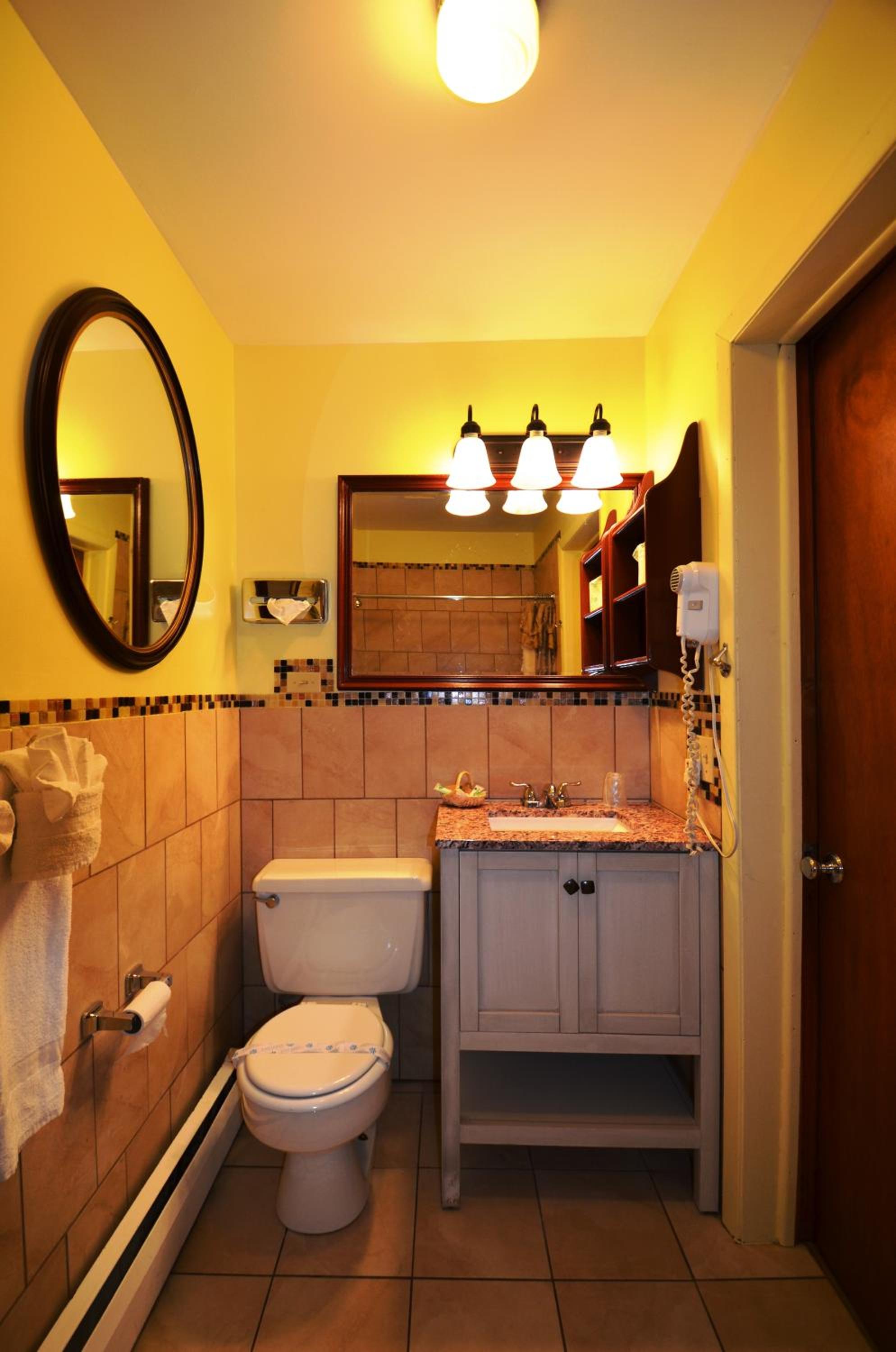 Queen Room with Two Queen Beds - Photo 2