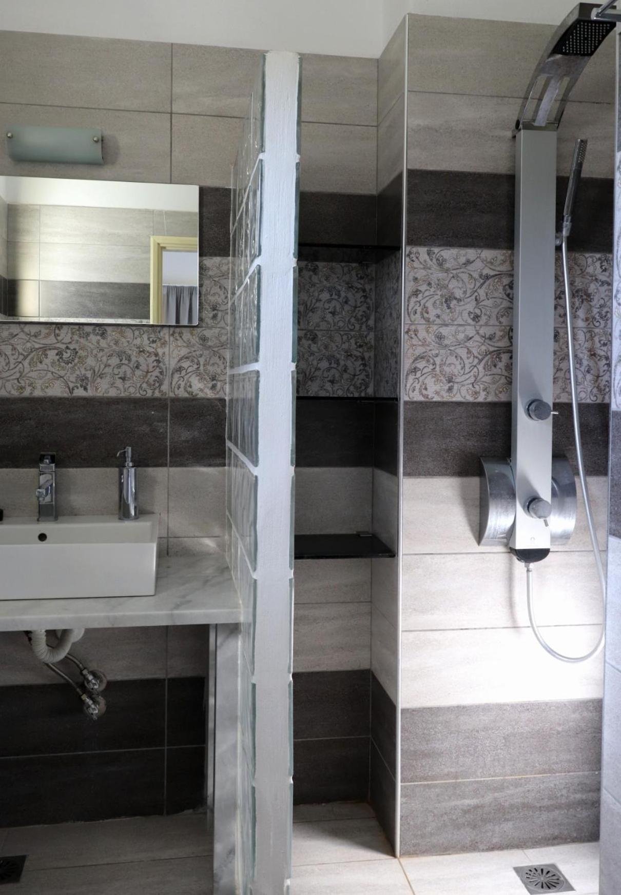 Deluxe Twin Room with Sea View - Photo 12