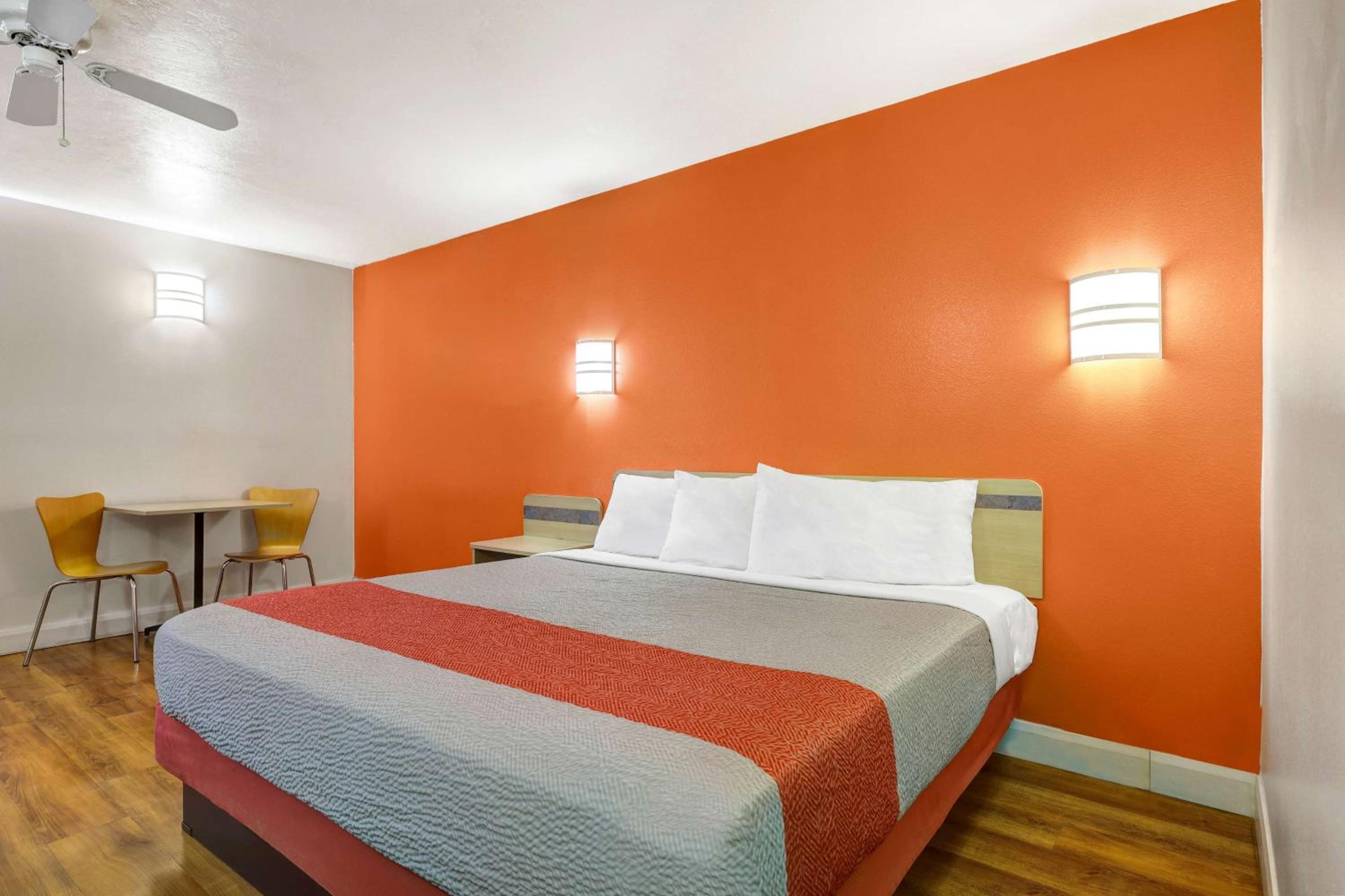 King Room with Roll-in Shower - Disability Access - Non-Smoking photo 3