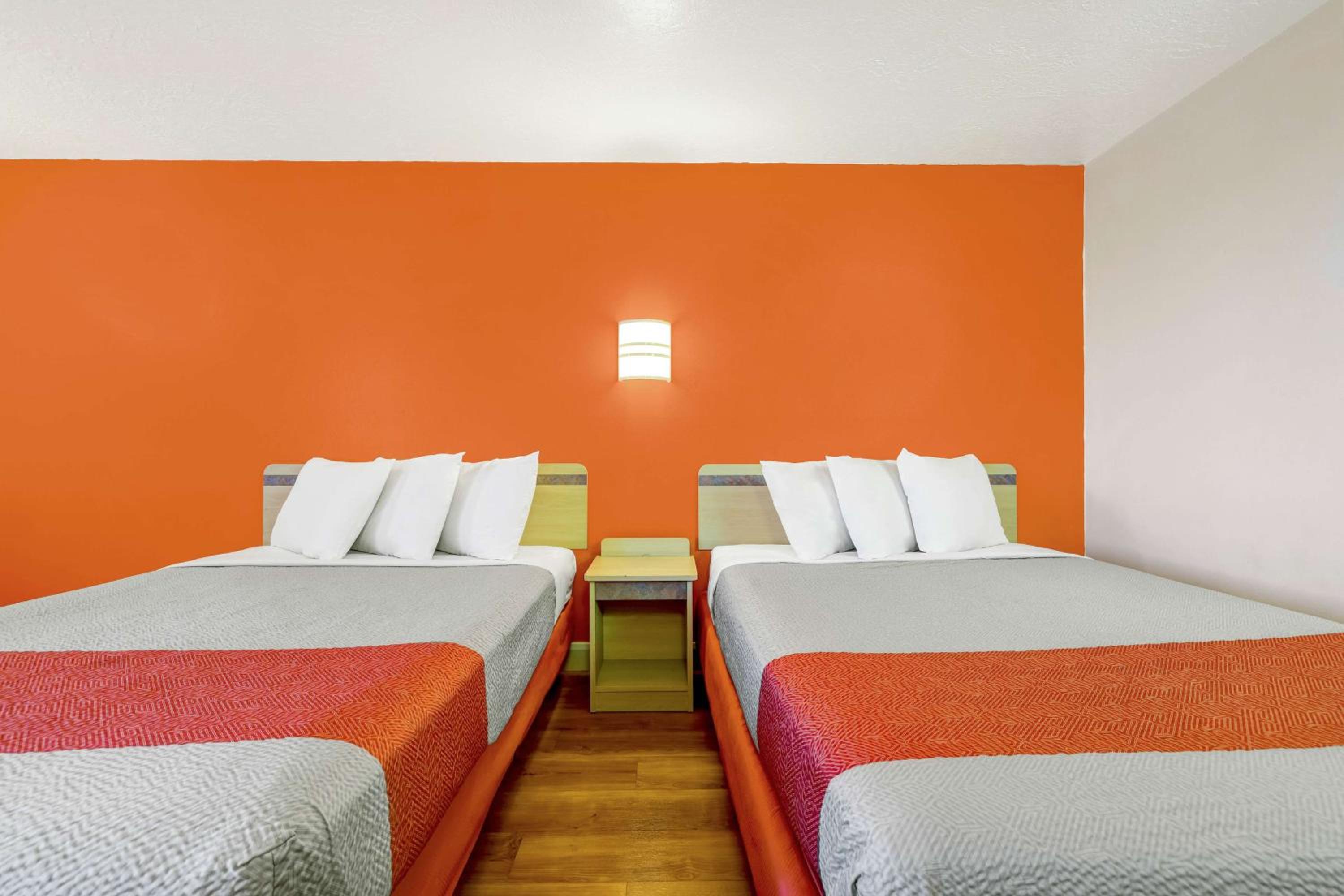 Queen Room with Two Queen Beds - Non-Smoking - Photo 3