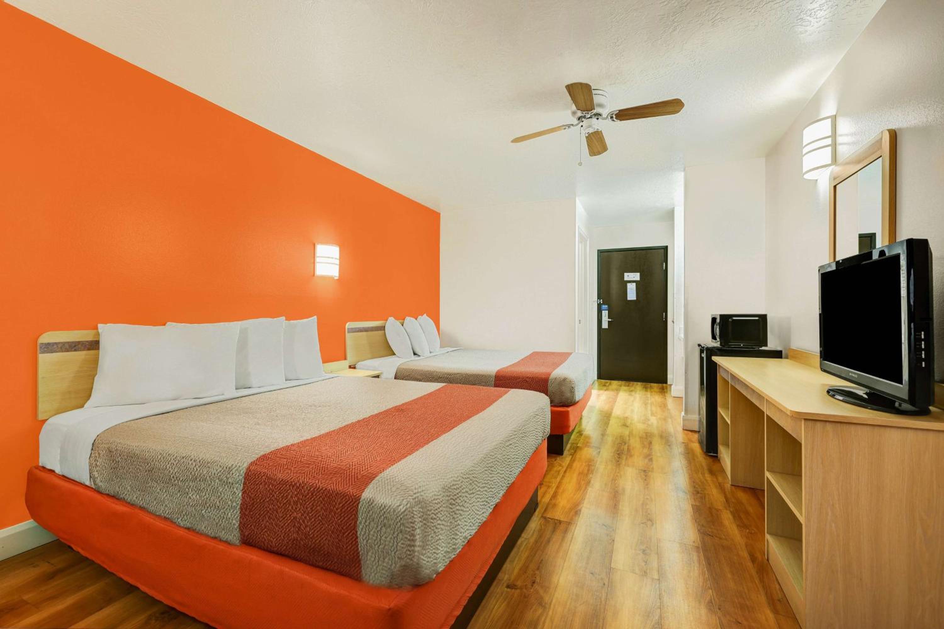 Queen Room with Two Queen Beds - Non-Smoking - Photo 4