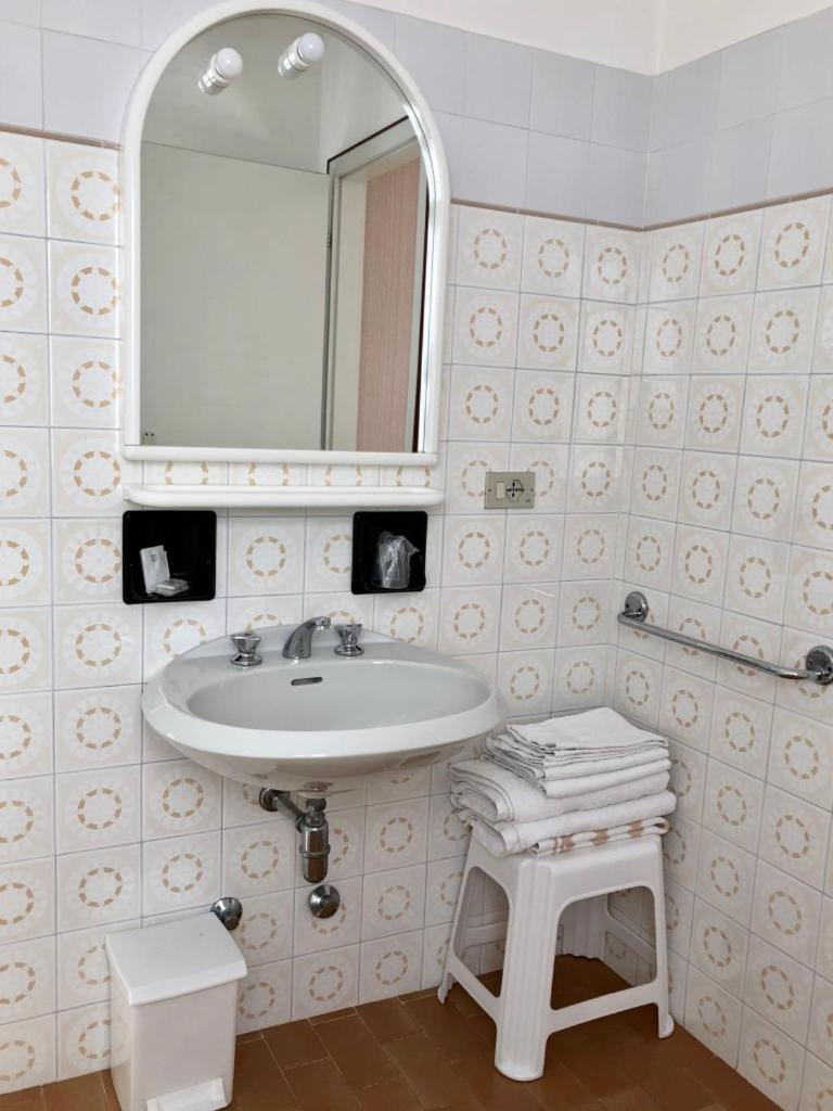 Double or Twin Room with Lake View photo 3