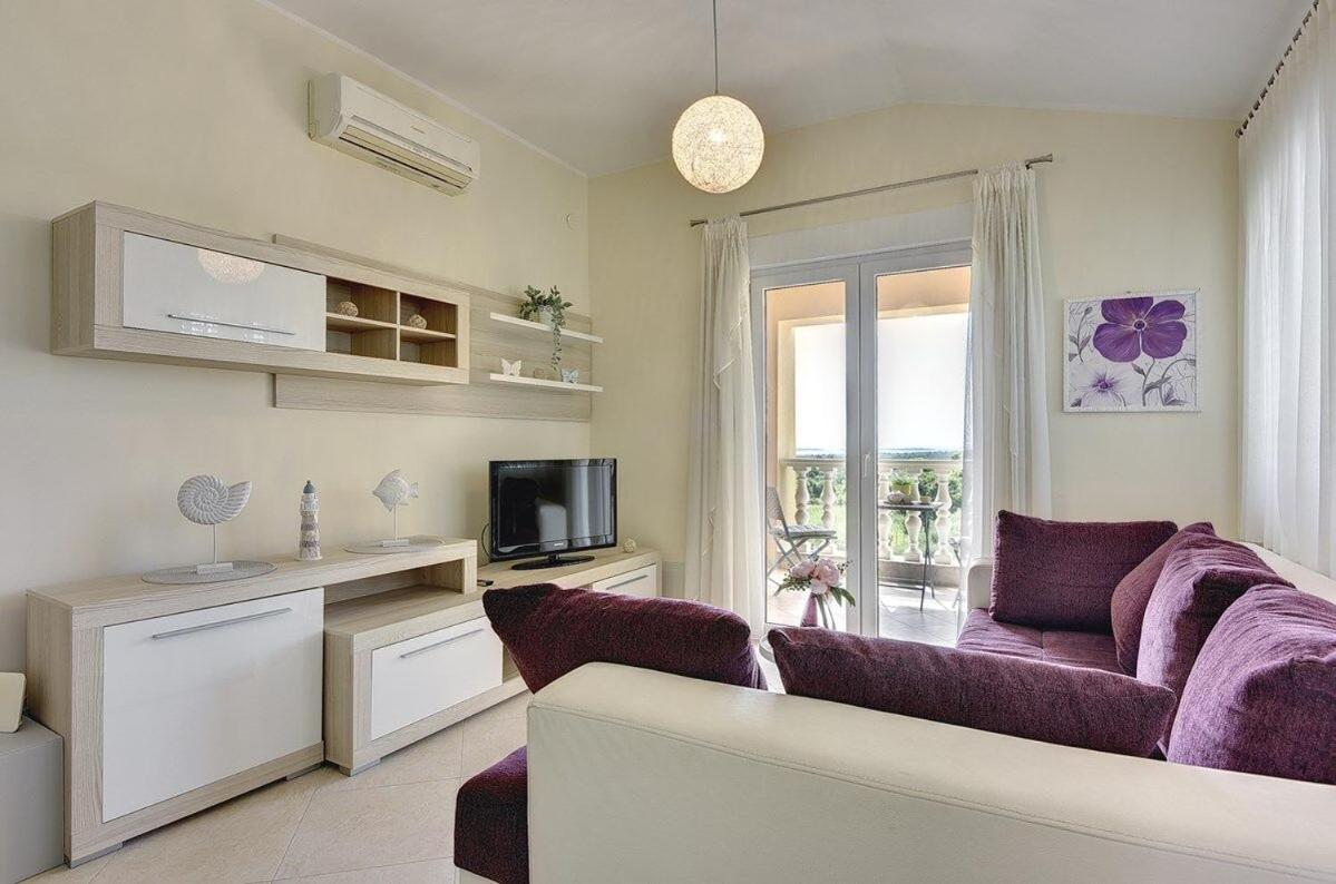 One-Bedroom Apartment with Balcony photo 1