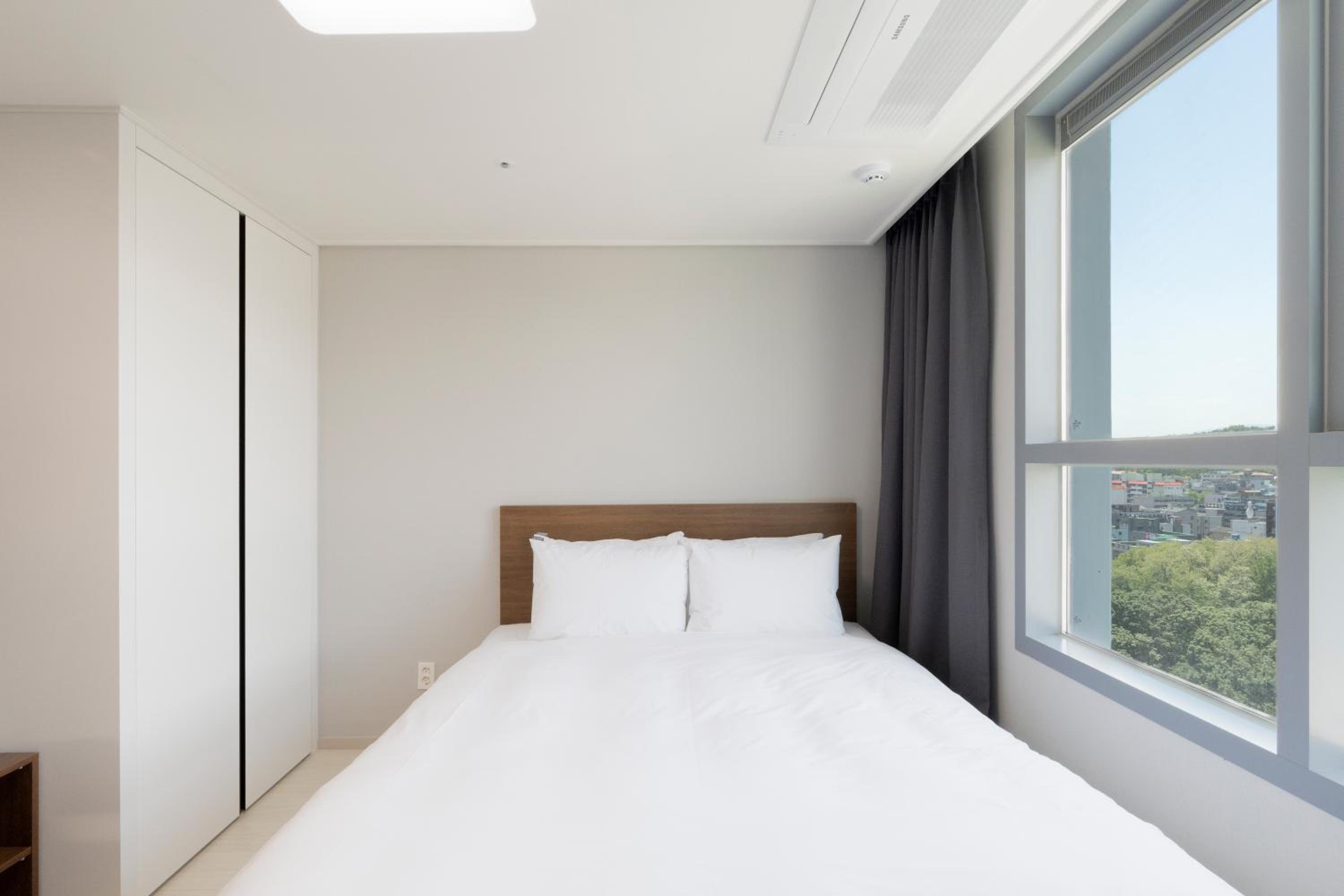 Superior Double Room with City View - Photo 3