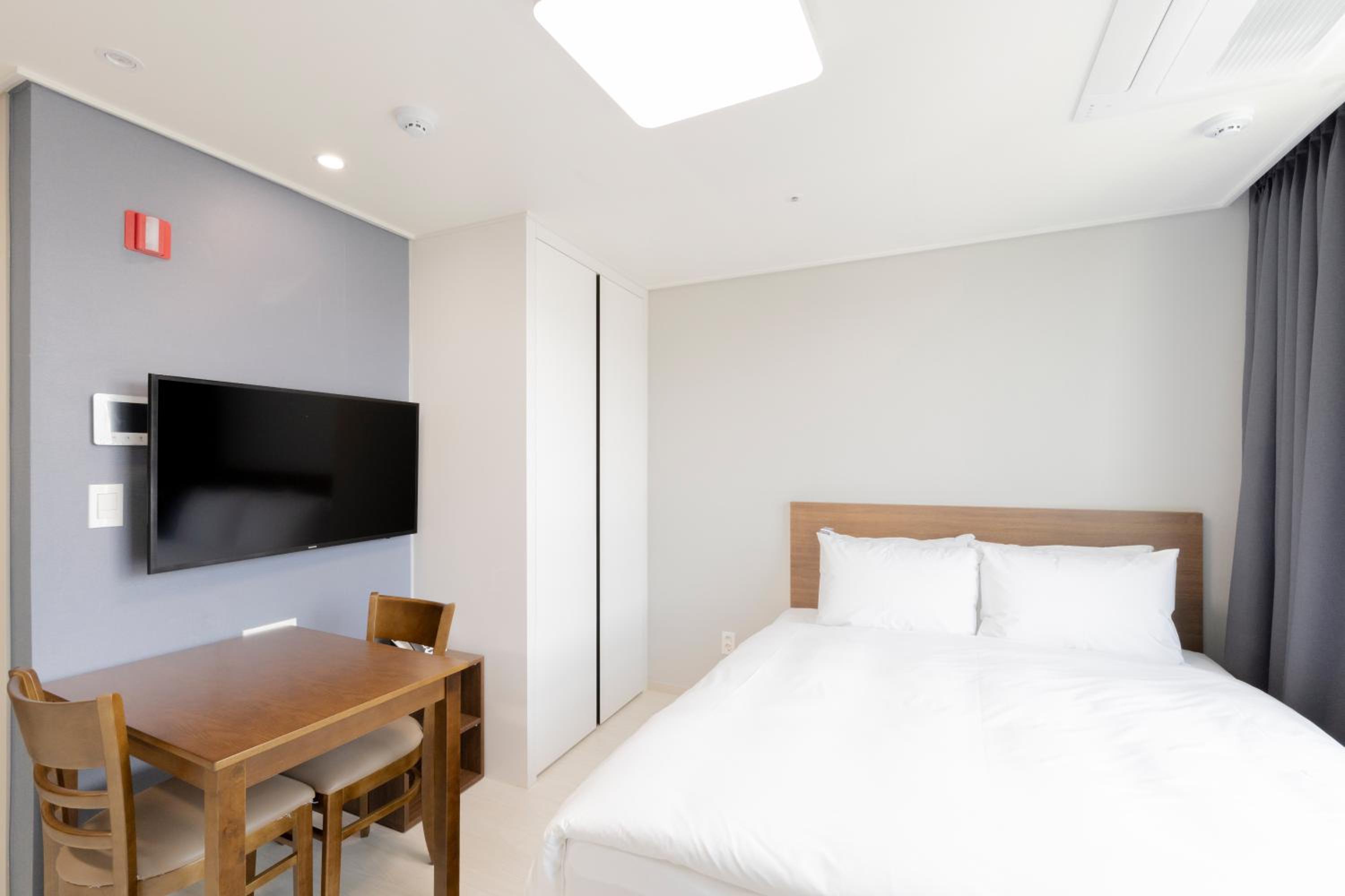 Superior Double Room with City View - Photo 4