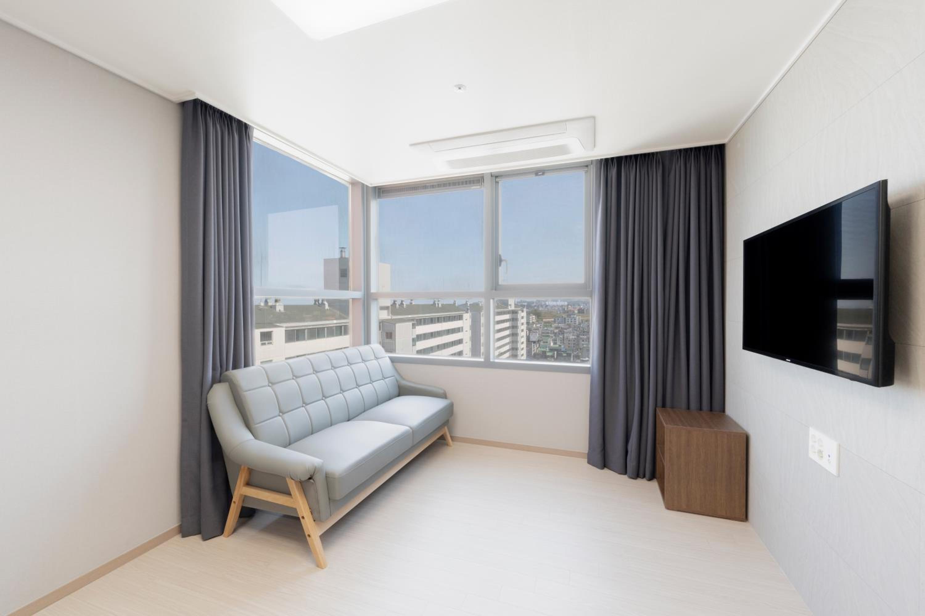 Corner Suite - Photo 1