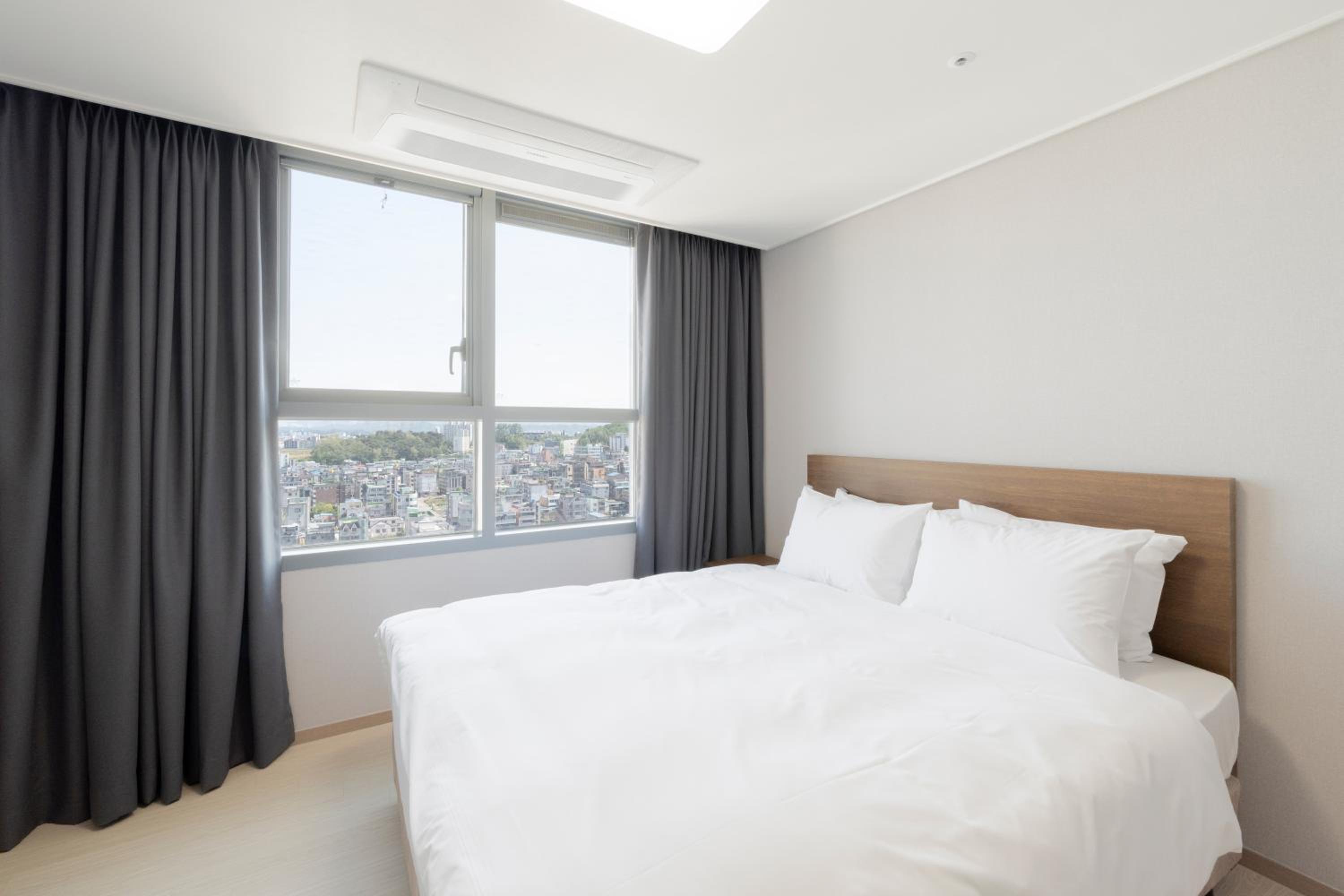 Corner Suite - Photo 4