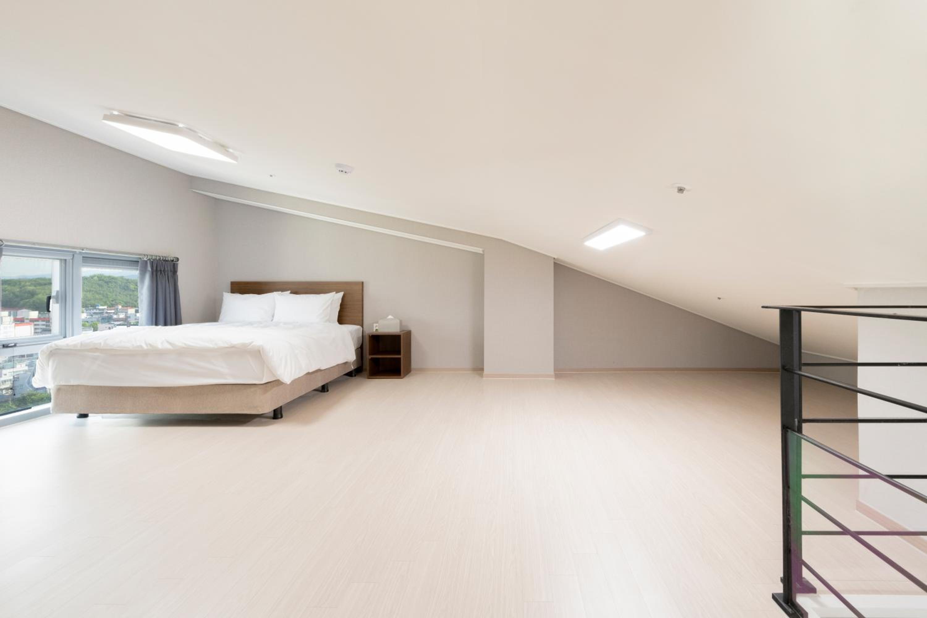 Duplex Suite with City View - Photo 6
