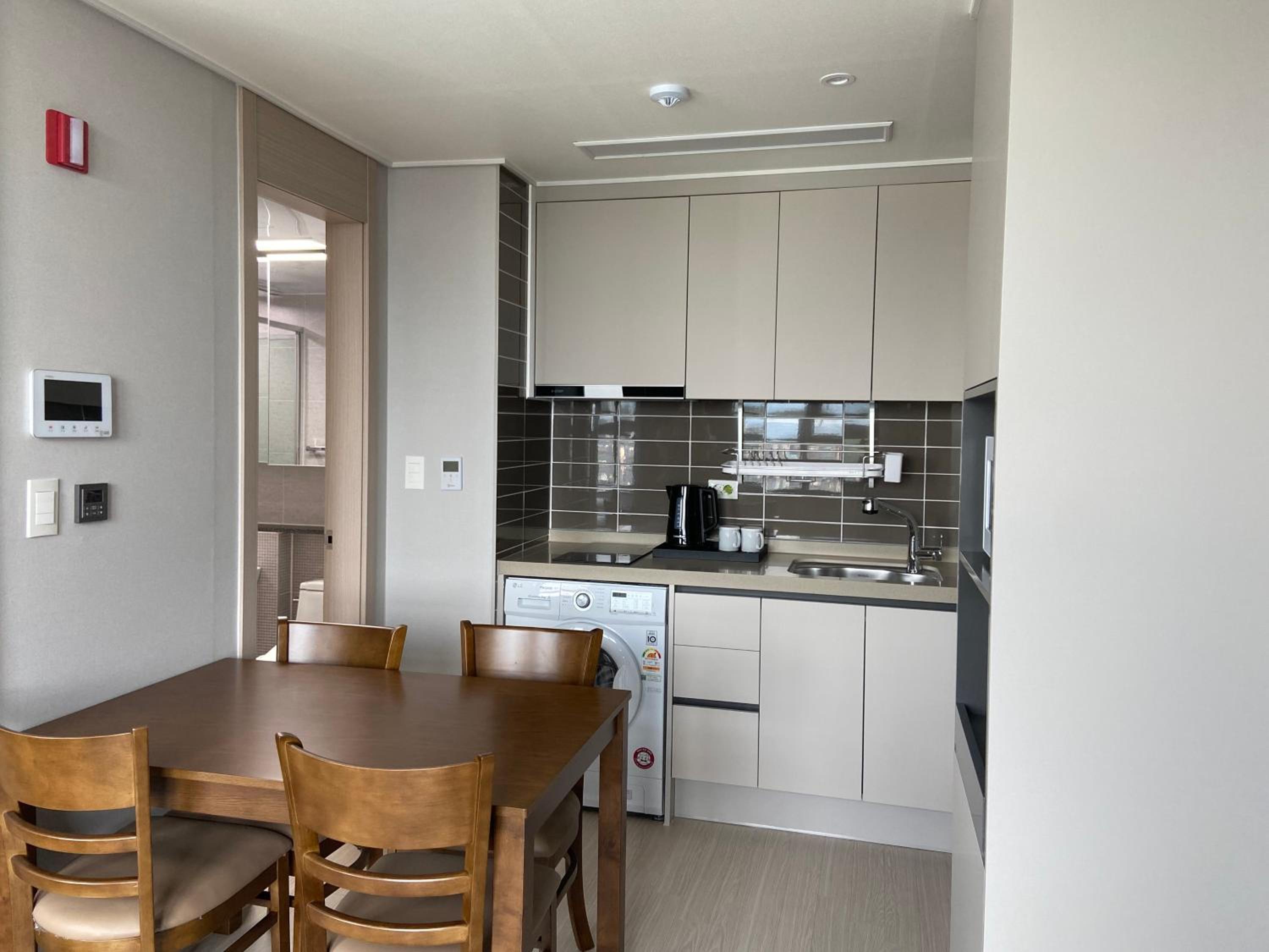 Deluxe Double Room with City View - Photo 4