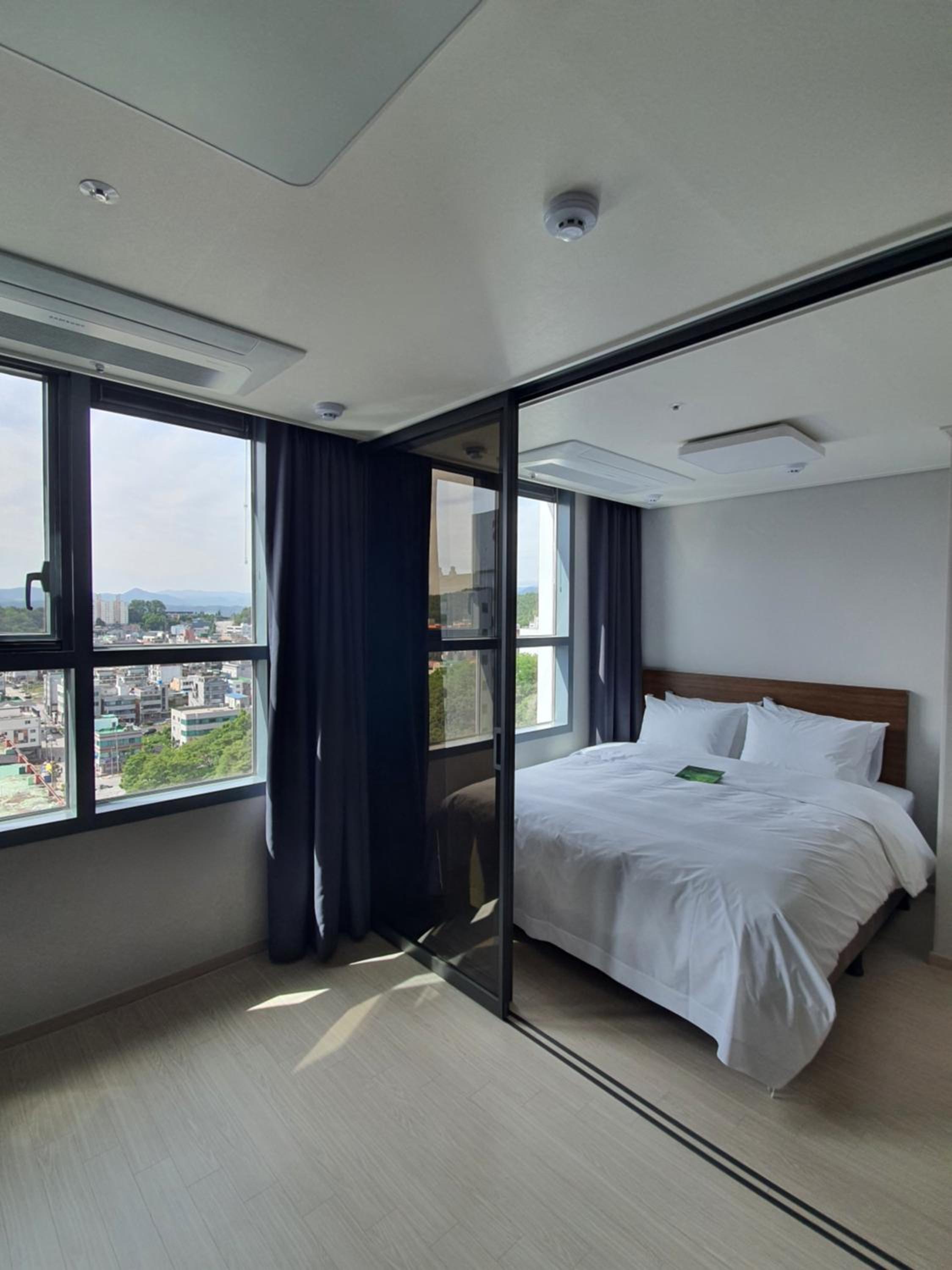 Deluxe Double Room with City View - Photo 3