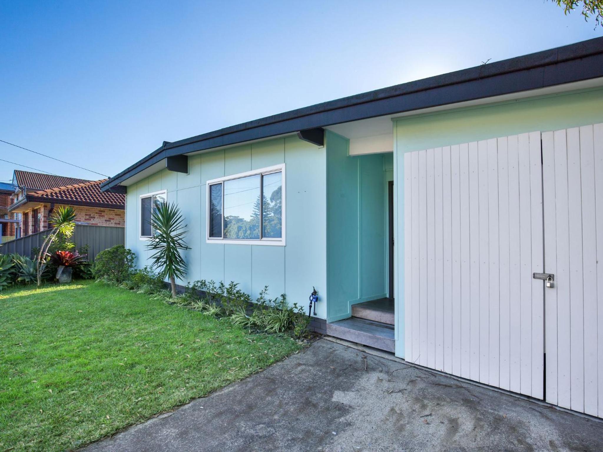 Three-Bedroom House photo 3